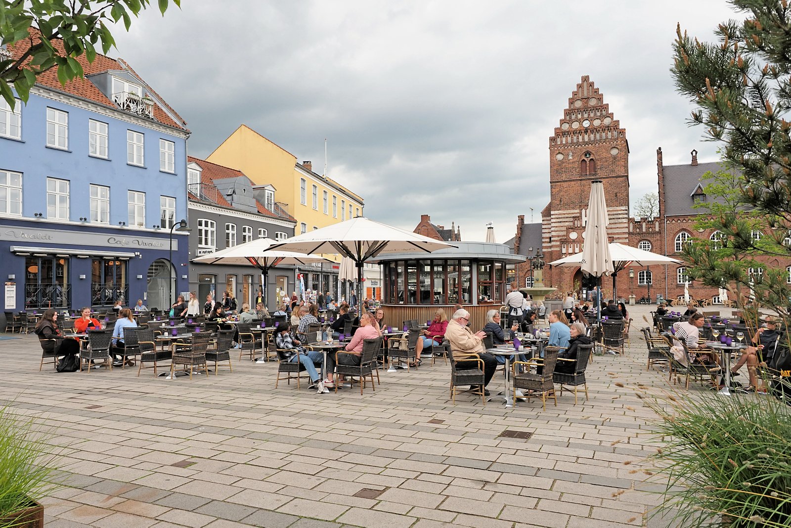Slaget kæmpes i øjeblikket om de cirka 40 p-pladser der findes på Stændertorvet. Skal de sløjfes til fordel for byliv i sommermånederne, juli og august, eller skal de ikke? Foto: Jan Partoft