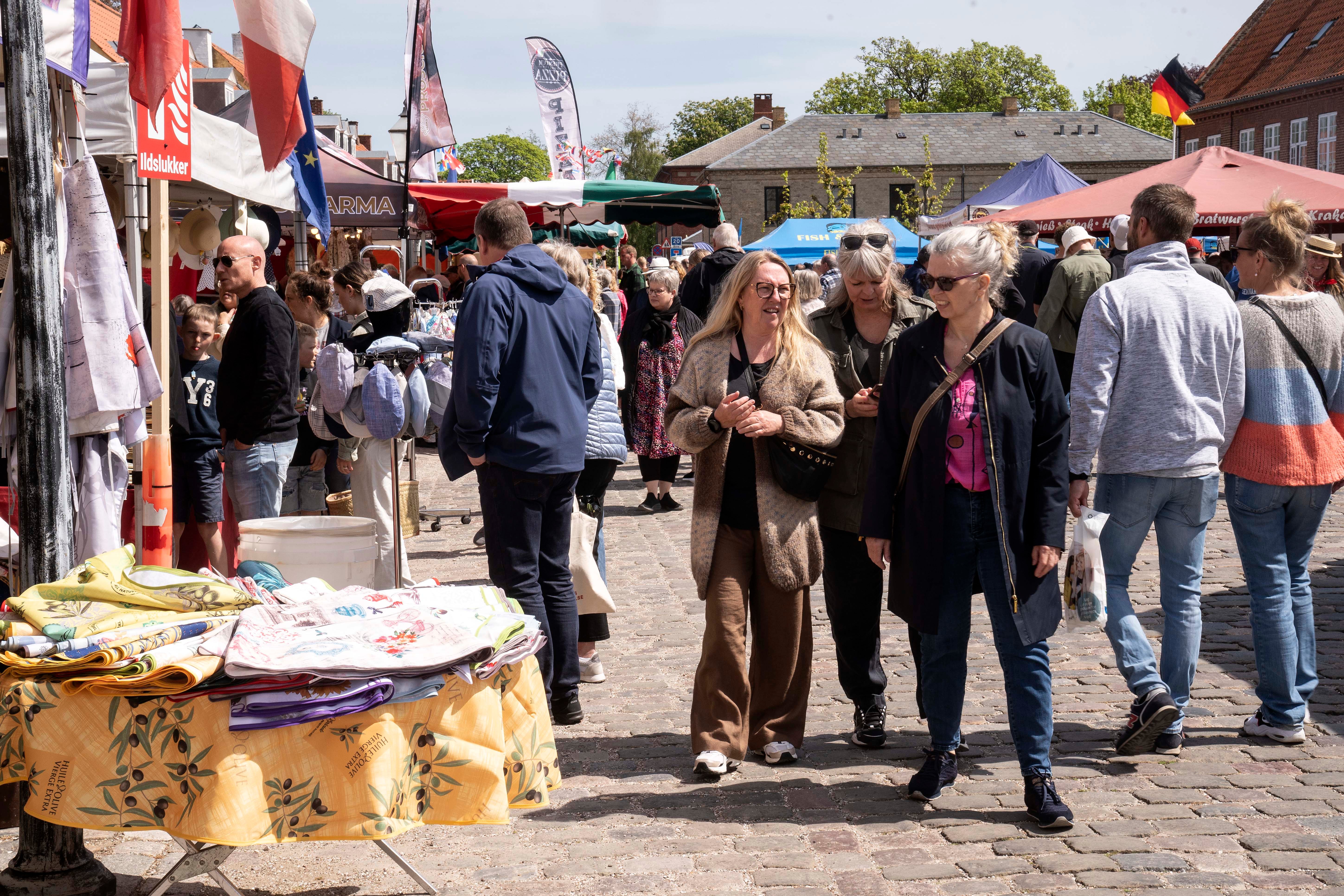 Folk strømmede til Fransk Forår i Præstø. Allerede fredag blev byen løbet over ende. Lørdag var der sort af mennesker. Søndag stilnede det lidt af - her kom dem, der lige skulle nå at have det sidste af stemningen med.