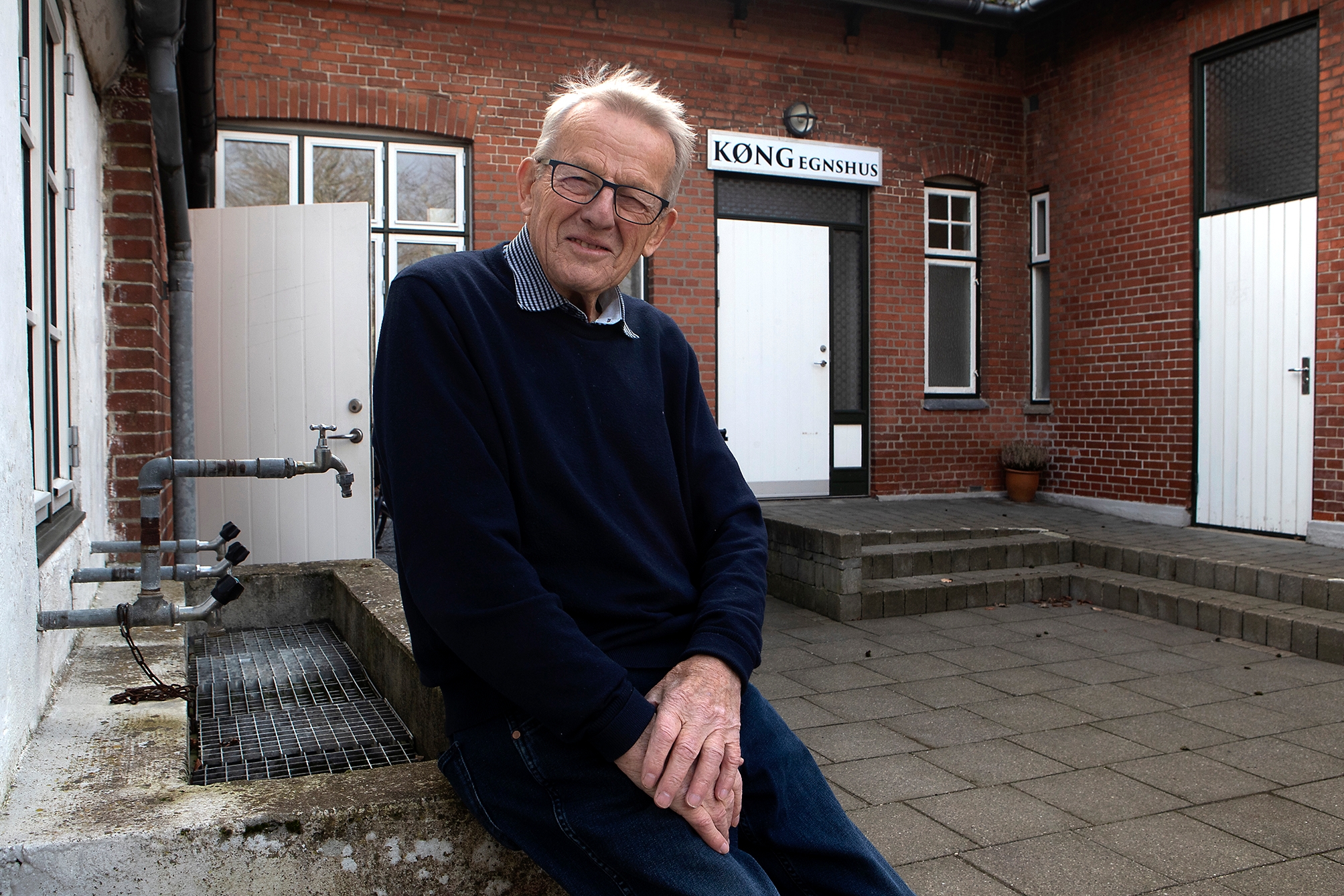 I 37 år dækkede Egon Jacobsen op til fester, skovlede sne og lavede kaffe til begravelser, generalforsamlinger og spillermøder. - Kim Rasmussen I 37 år dækkede Egon Jacobsen op til fester, skovlede sne og lavede kaffe til begravelser, generalforsamlinger og spillermøder.