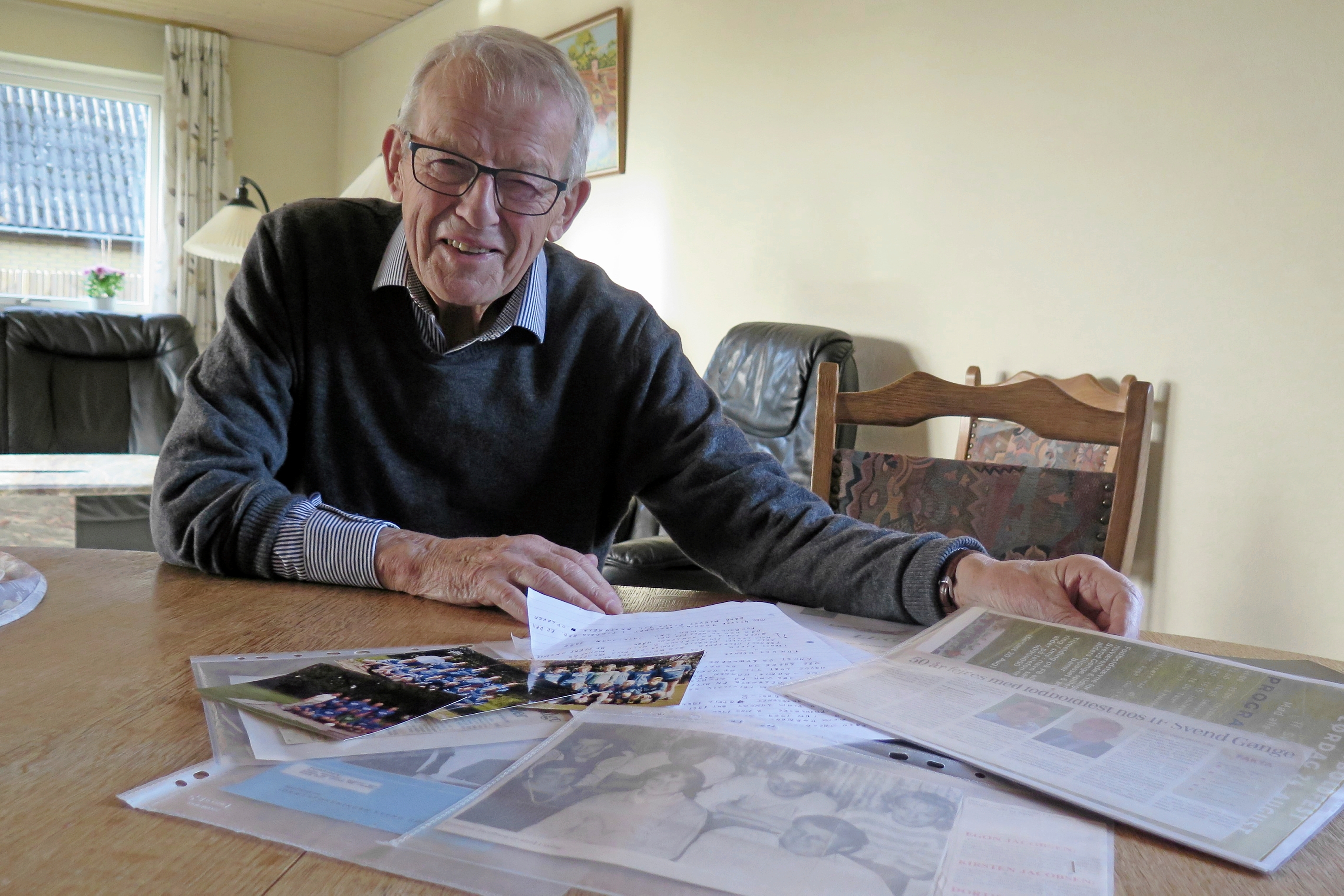 Egon Jacobsen med uddrag fra scrapbogen. Efter 68 år som frivillig er det blevet til en del udklip. - Nina Lise Egon Jacobsen med uddrag fra scrapbogen. Efter 68 år som frivillig er det blevet til en del udklip.