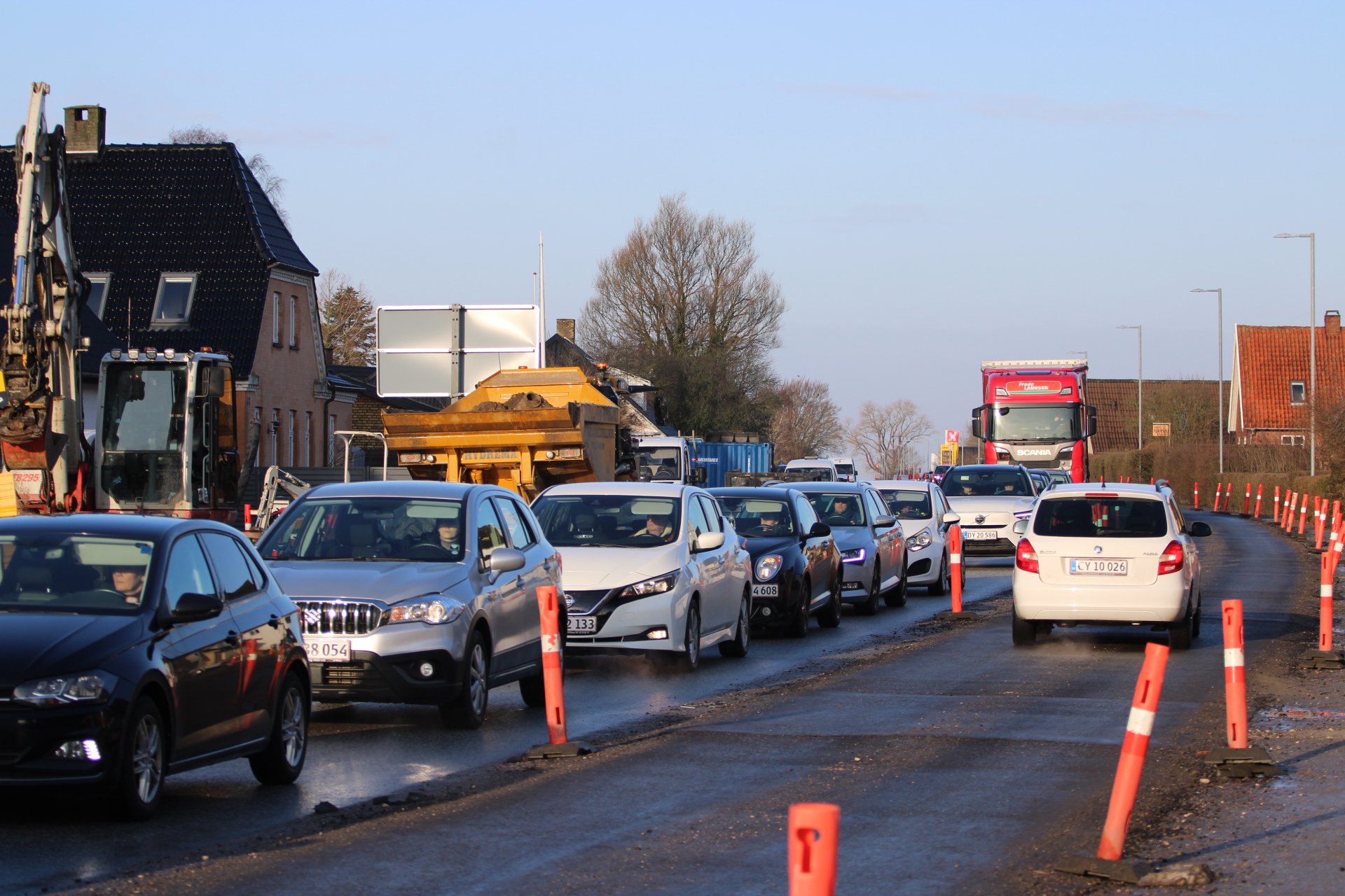 Der er tung trafik de fleste morgner og eftermiddage på vejen.
