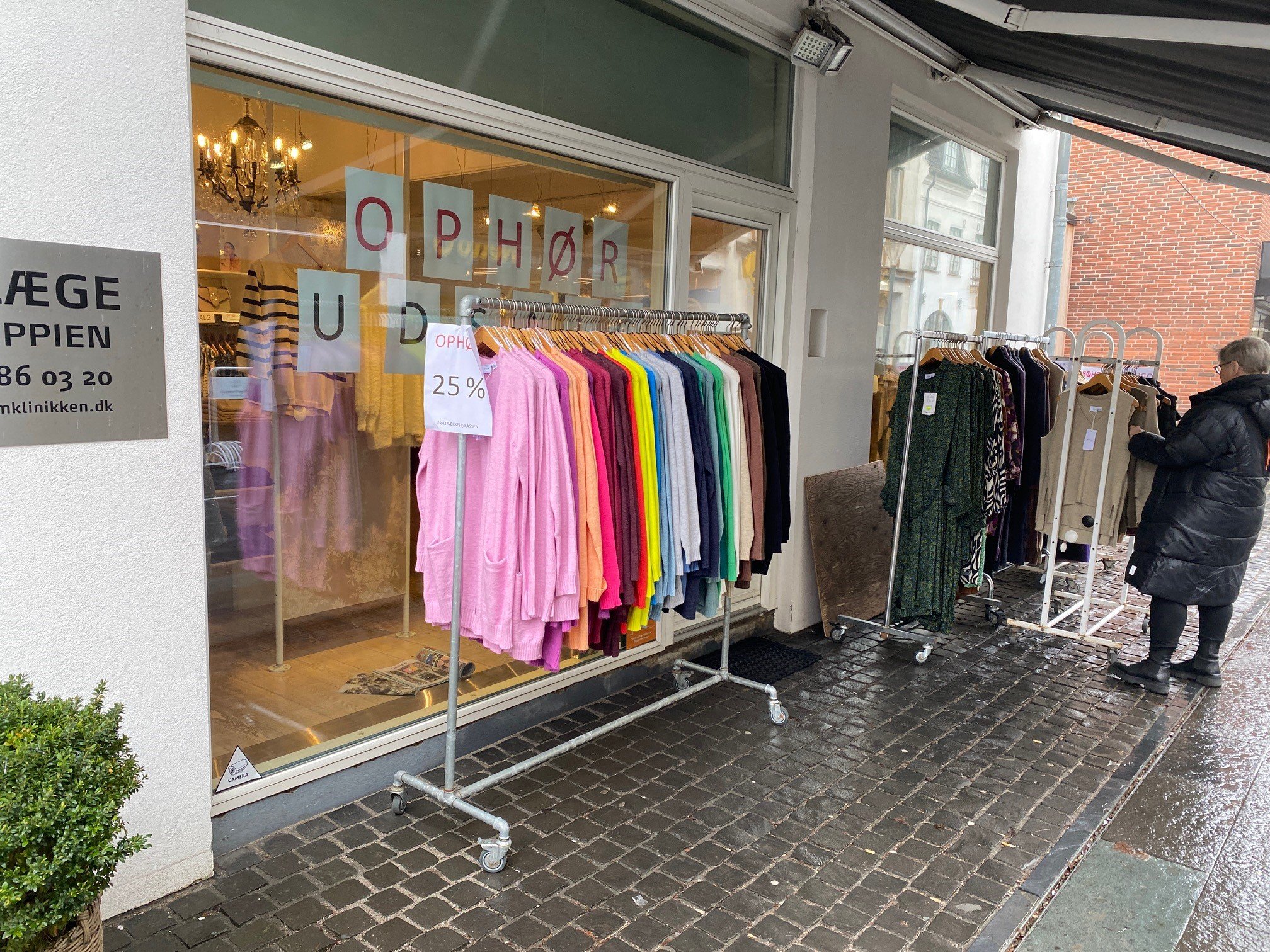 Tøj- og modebutikken Linnea har gennem fire årtier været en fast bestanddel af gågaden i Hørsholm. Nu tæller indehaveren ned til lukning og har startet ophørsudsalg.