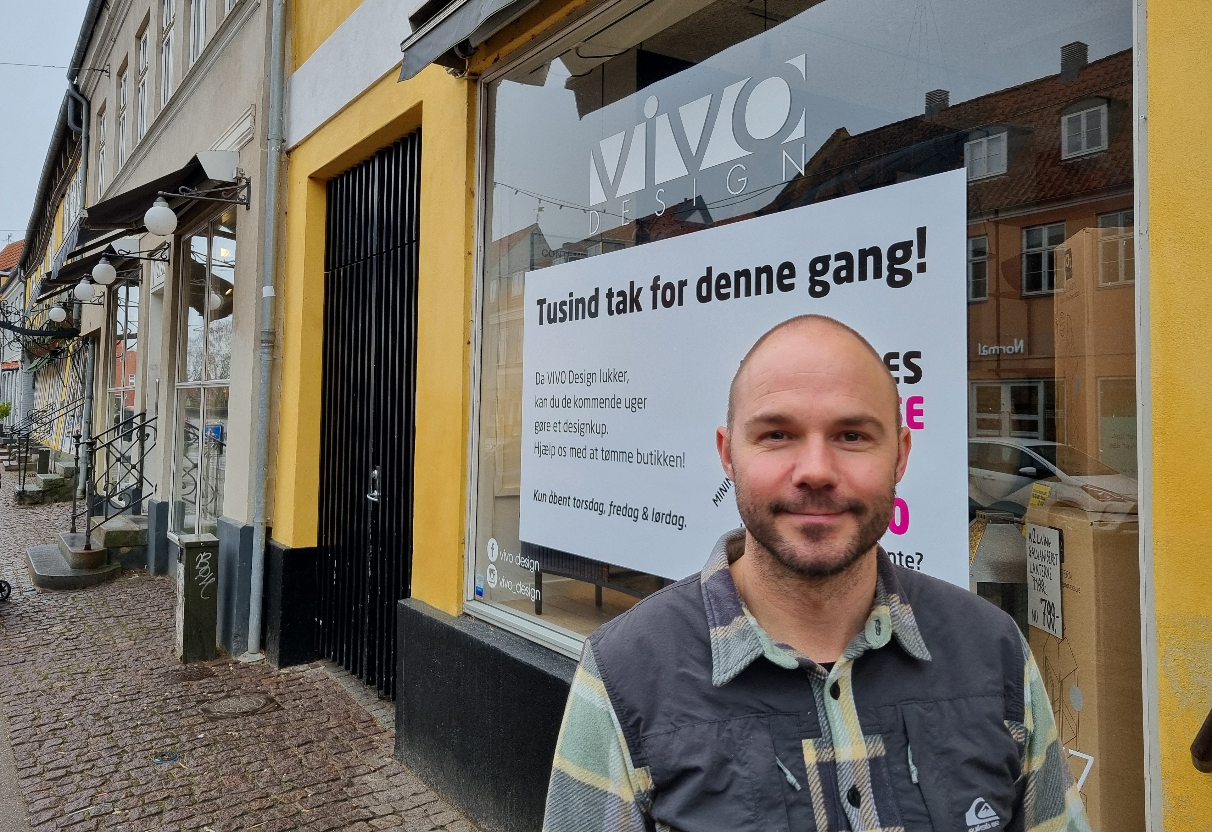 - Jeg er fuldstændig afklaret, og man skal ikke være ked af det på mine vegne. Det er bare ikke længere moderne at drive Vivo Design med service og købmandskab frem for fokus på pris, og derfor er det tid til at finde på noget andet, siger Jonas Veggerby om lukningen. Foto: Martin Rasmussen
