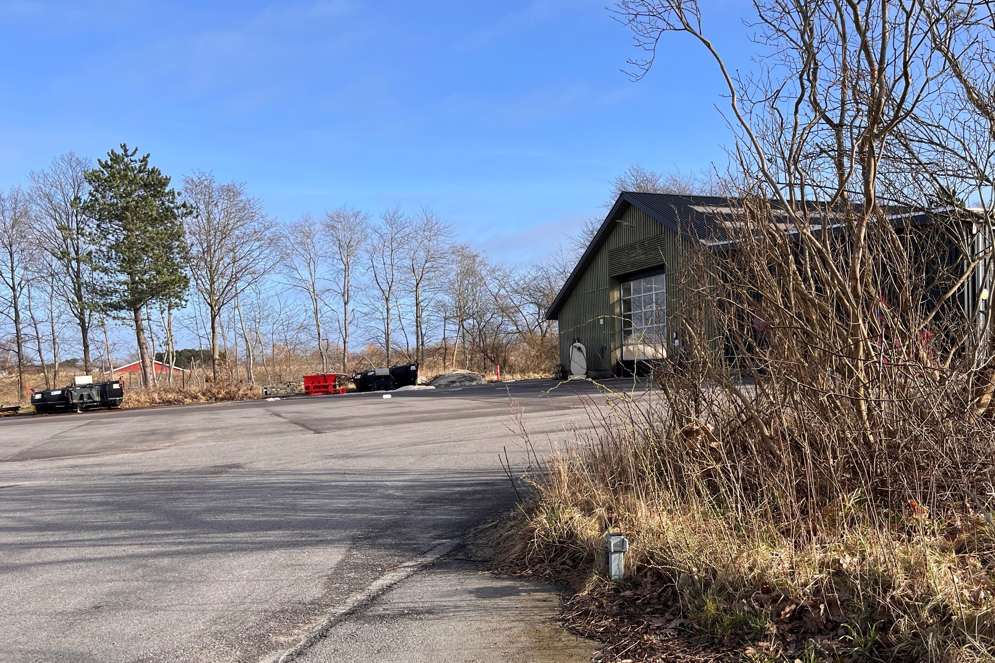 Tidligere var der brandøvelsesplads, men nu er der materiel og saltlager på Nørremarksvej ved Vig. Sporene efter tiden med brandøvelser har udviklet sig til en alvorlig miljøsag for kommunen..