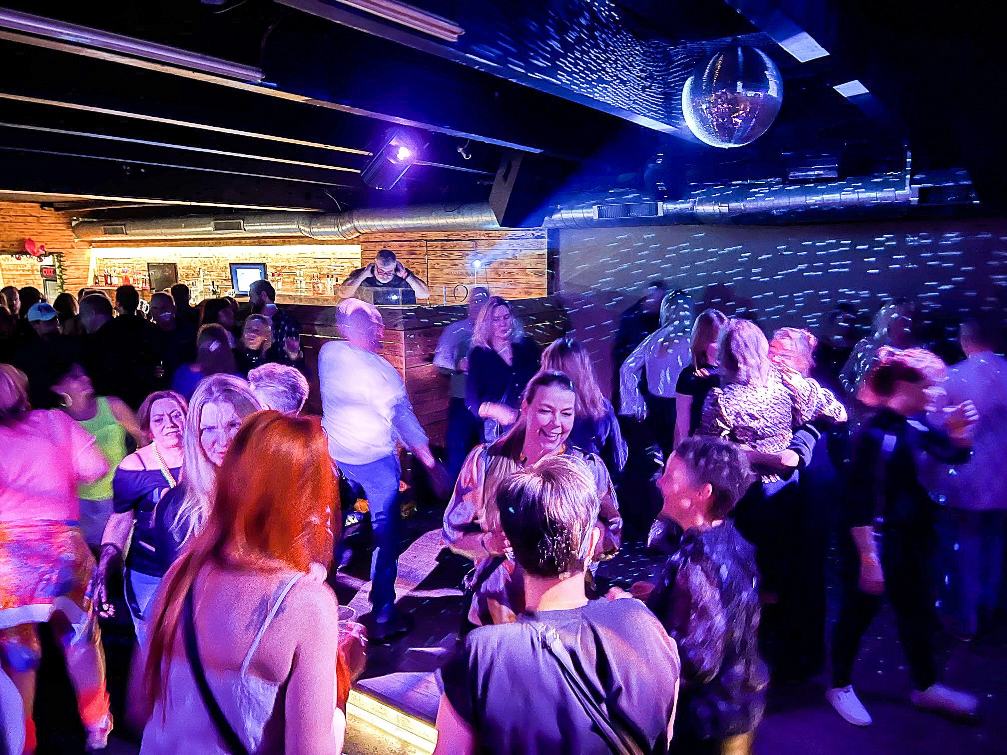 Rigtig mange mennesker mødte op til lørdagens fest på “Den Dansende Viking”, hvor det populære 80'er-diskotek blev genoplivet. Foto: Steffen Møller