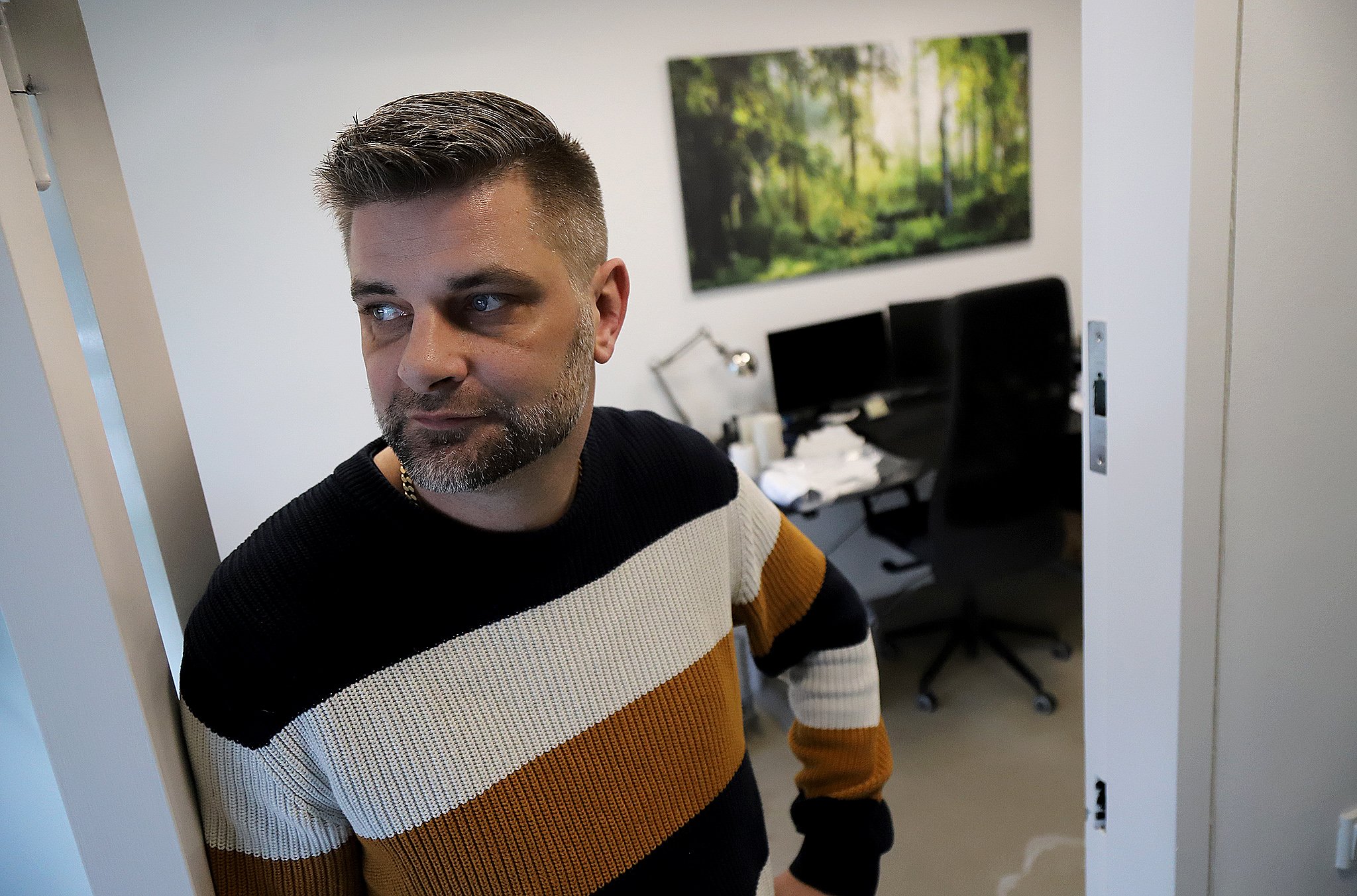 En betroet medarbejder har snydt sin arbejdsgiver,  indehaver af Malerfirmaet Lykkebo Samuel Zachariae. Der er helt klare beviser i sagen. Alligevel har sagen ligget hen hos Nordsjællands Politi i snart et år.