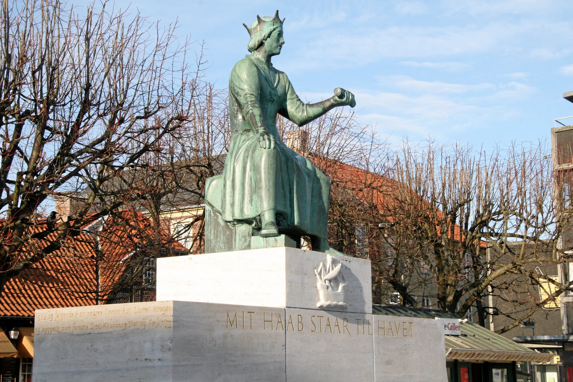 Erik af Pommeren, som gav Helsingør købstadsrettigheder i 1426, har stået her på Axeltorv i billedhuggeren Einar Utzon-Franks udgave siden 1926, hvor Helsingør under stor festivitas kunne fejre 500 år som købstad. Foto: Simon Hoffmann Petersen