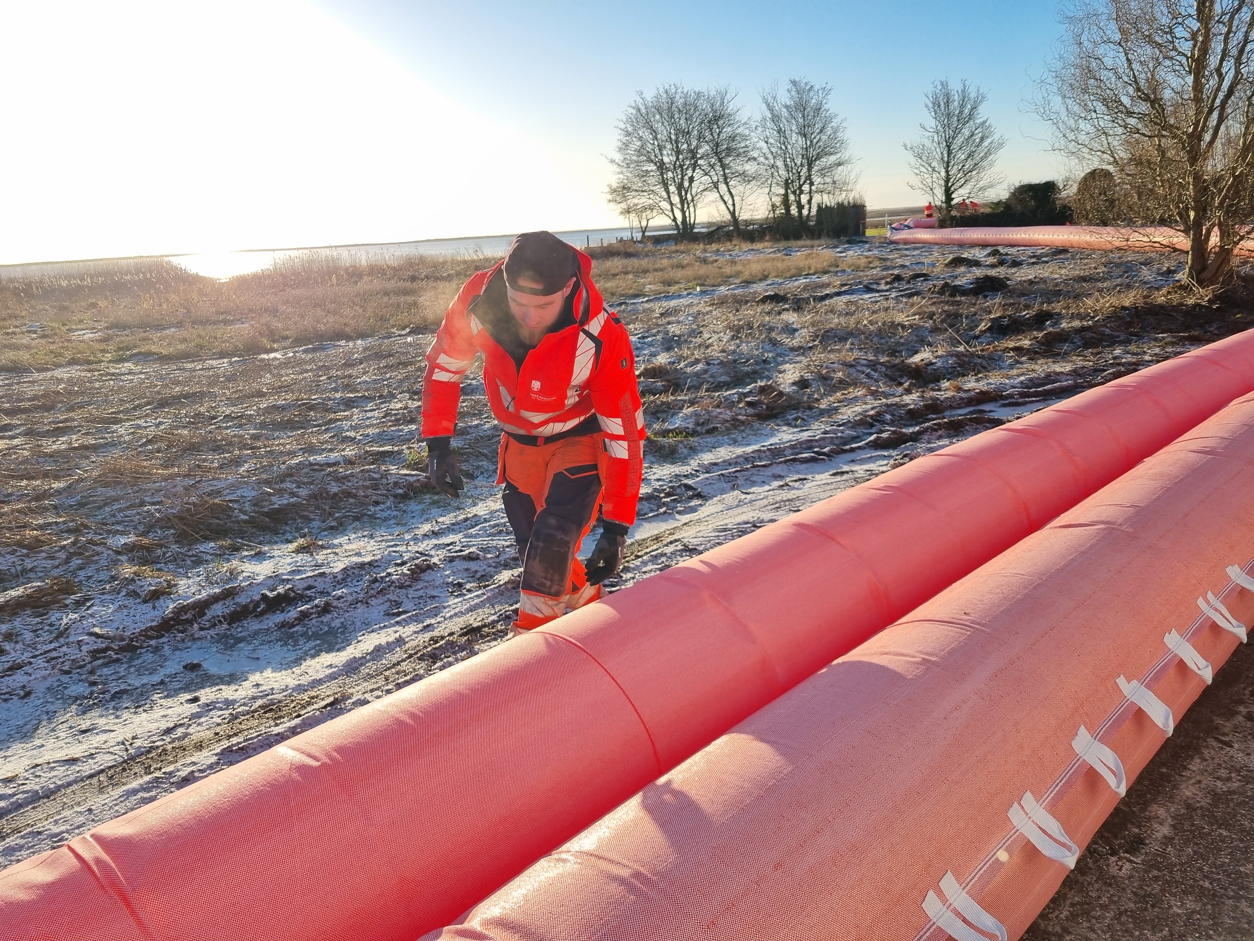 Køge Dige skal beskytte boliger og kritisk infrastruktur langs kommunens kyststrækning, så det i fremtiden ikke bliver nødvendigt at udrulle store watertubes som ses på billedet.