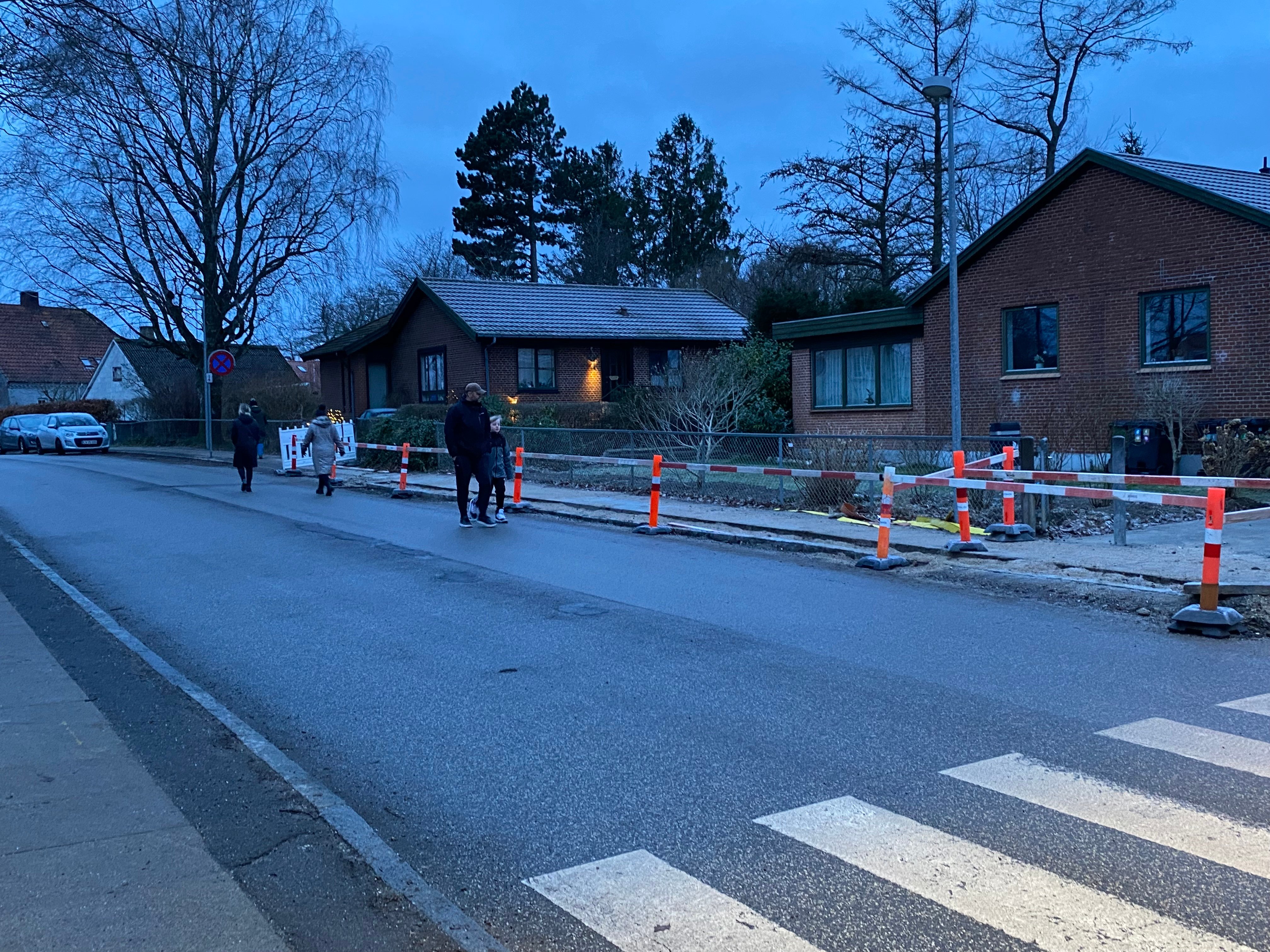 Forældre og børn må ud på vejbanen for at komme ind på Vindinge Skole. Foto: Mona Christensen