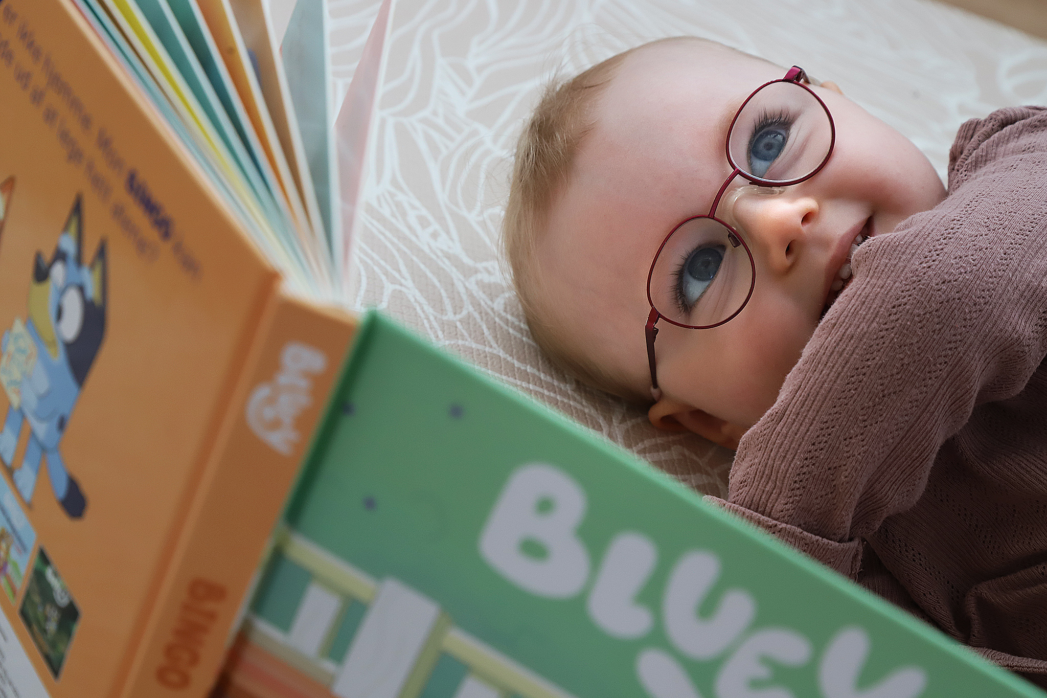 Signe er grundet CMV-smitte under graviditeten født med en sjælden hjernemisdannelse og har derudover også epilepsi, som bl.a. fremkaldes under offentligt transport. Derfor har familien ansøgt kommunen om finansiering til en handicapbil, som de nu endegyldigt har fået afslag på.