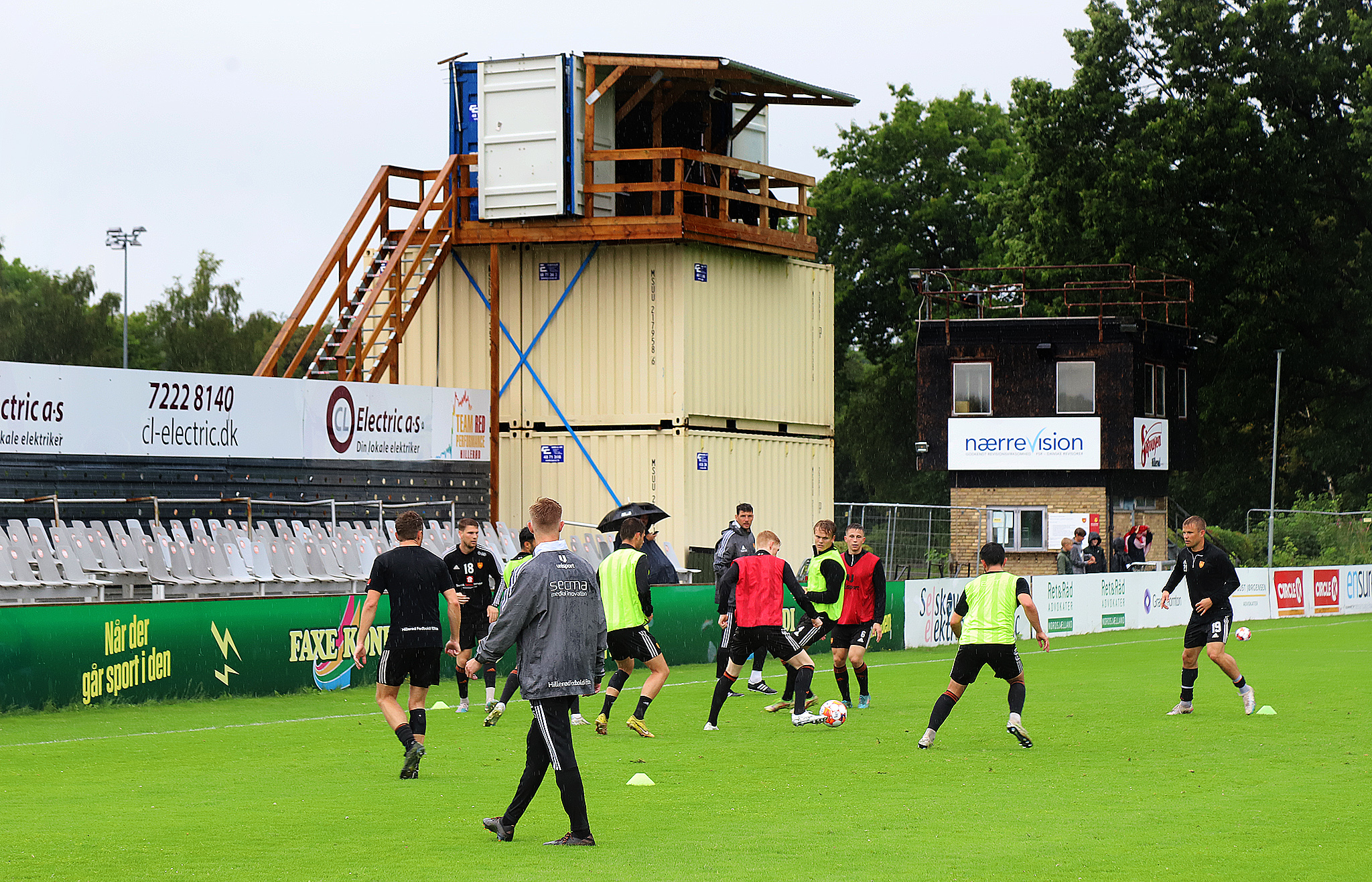 Hillerød Stadions opvisningsbane danner rammen om første kamp i den nye sæson. Men det har krævet mange krumspring, at få det til at lykkes.