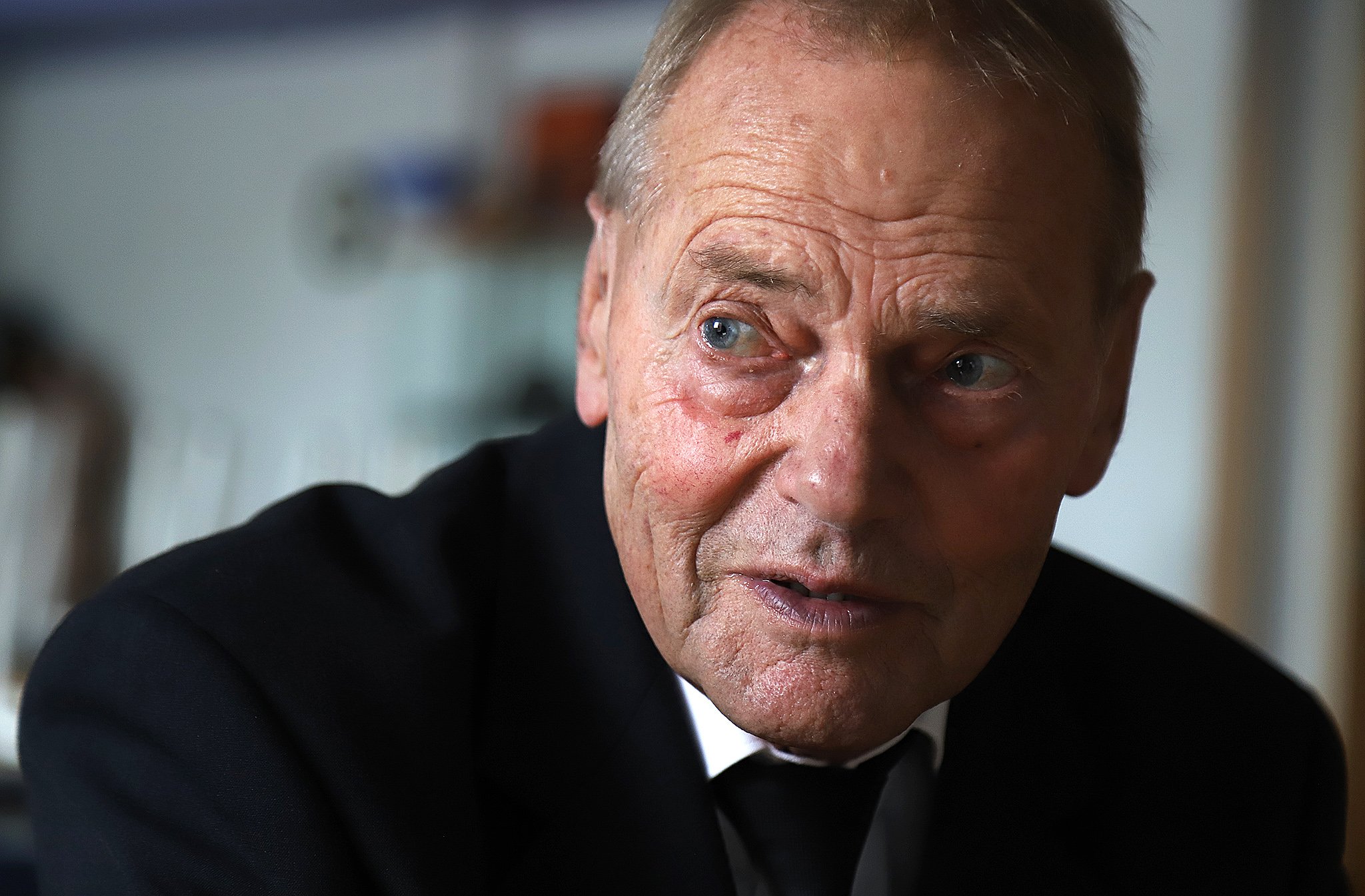 De mennesker, der bor tæt på Taastrup Torv, kunne ikke undgå at se de blå blink, da en kvinde mandag den 12. februar blev stukket ned med kniv i området ved dagligvarebutikken. Foto: Allan Nørregaard
