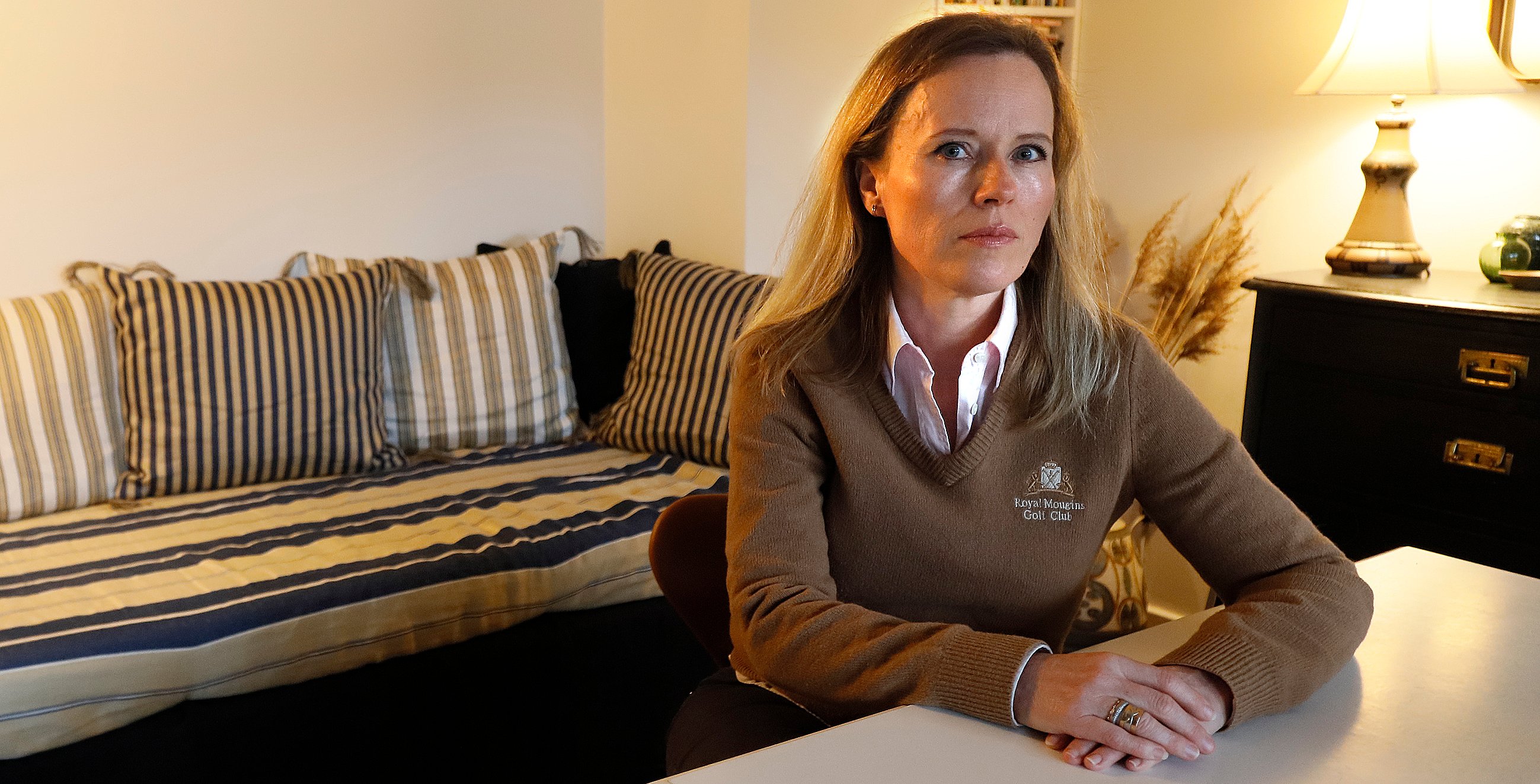 Astrid Ellemo i sit hjem i Birkerød, hvor hendes mor tilbragte sin sidste tid sengeliggende, efter at Astrid Ellemo havde hjemtaget hende fra Plejecenter Frydenholm i Holte. Moren tilbragte kun ni dage på plejecentret, før Astrid Ellemo hjemtog hende, fordi hun oplevede, at man stort set forsøgte at aflive moren. »Min mor døde, fordi hun kom ind i systemet«, siger Astrid Ellemo. Foto: Allan Nørregaard