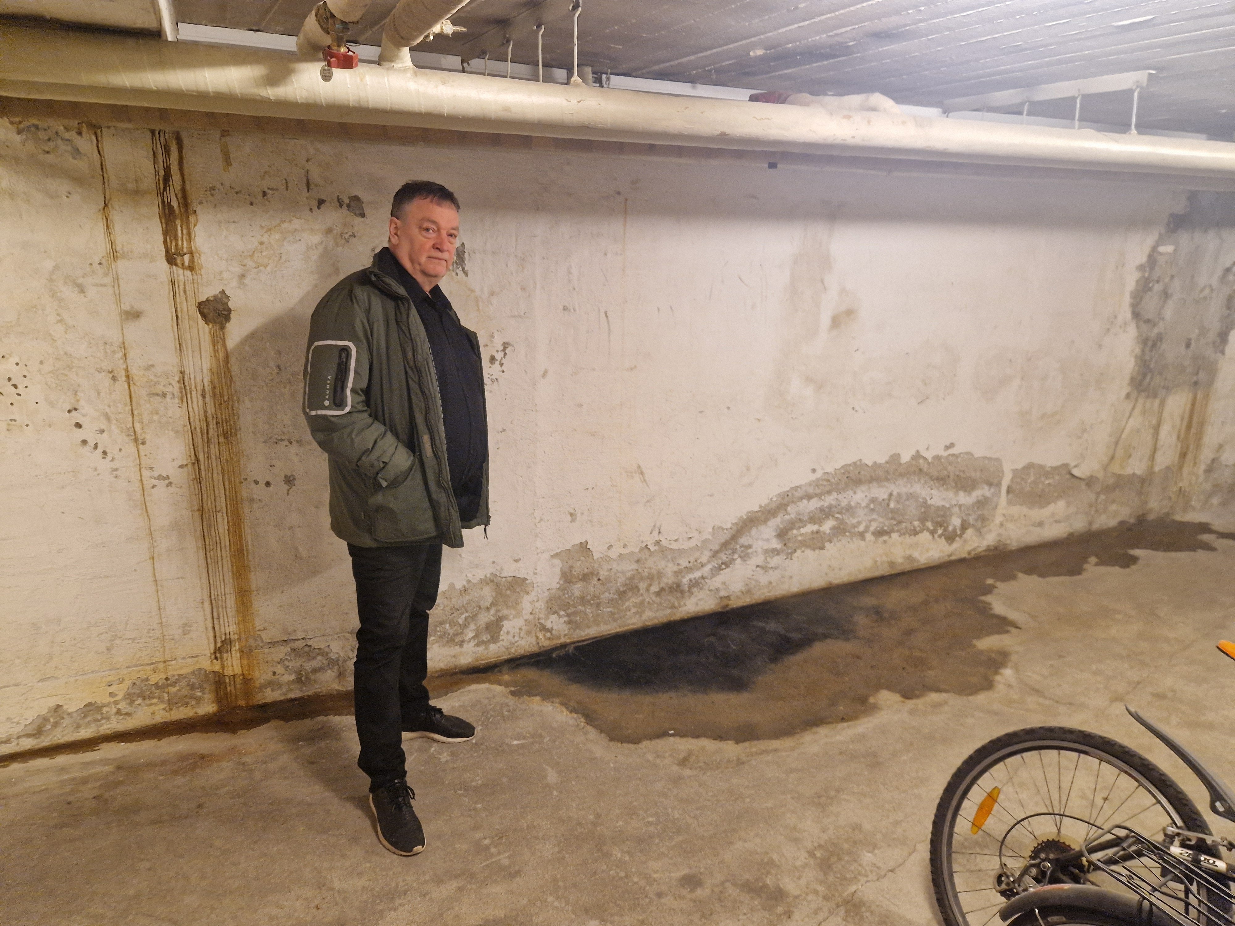Kim Nielsen i kælderen, hvor vandet ligger i søer rundt omkring.