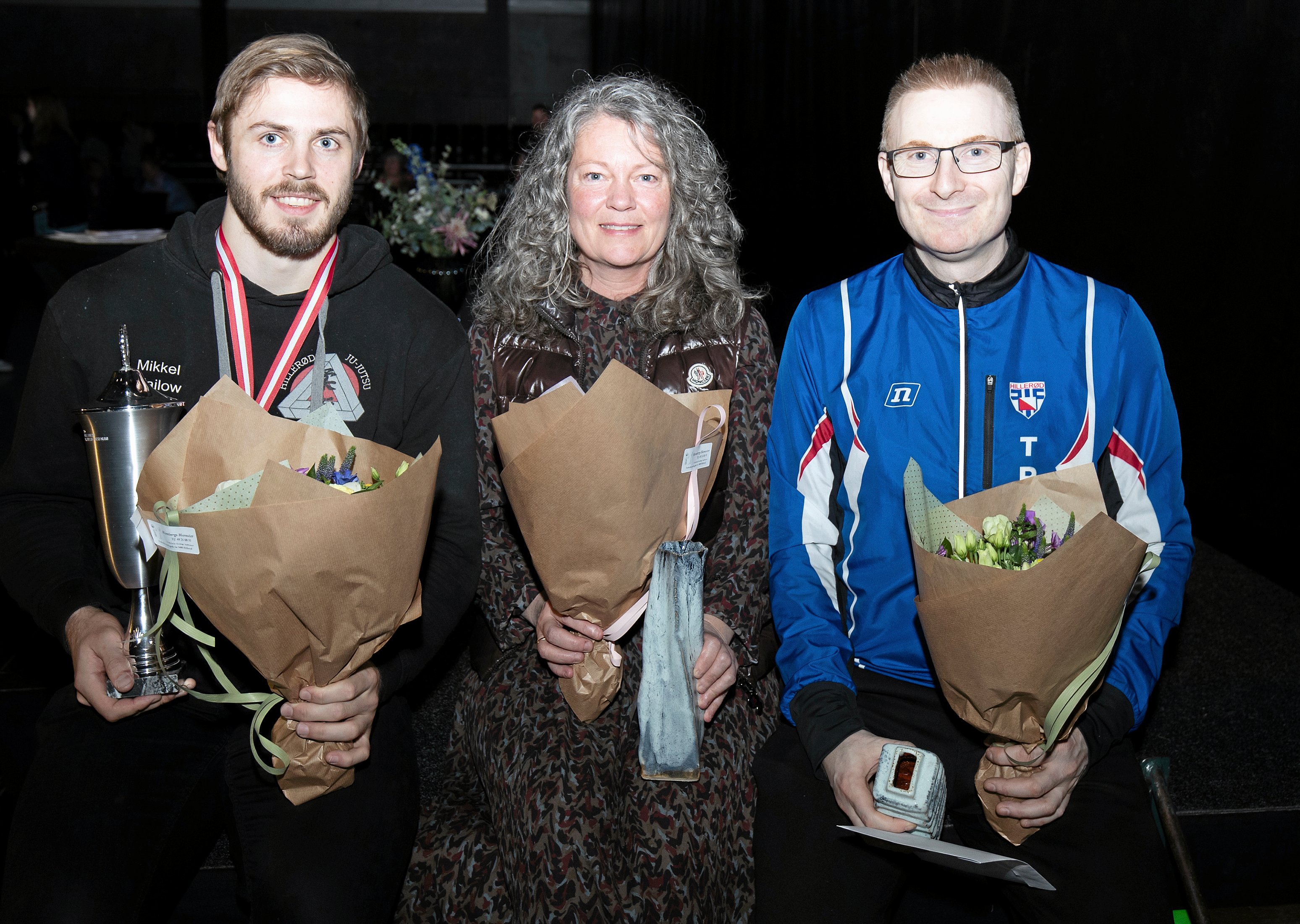 Idrætsprisen 2023 gik til Mikkel Kailow (til venstre), Hillerød Ju-jutsu. Årets Idrætsleder 2023 gik Janna Rasmussen, FIF Hillerød Atletik, og hendes datter Susanne modtog prisen. Trænerprisen 2023 gik til Ungdomstrænerteamet i FIF Hillerød Orientering og Jesper Kirkeby Brigsted modtog prisen på vegne af teamet. Foto: Erling Madsen