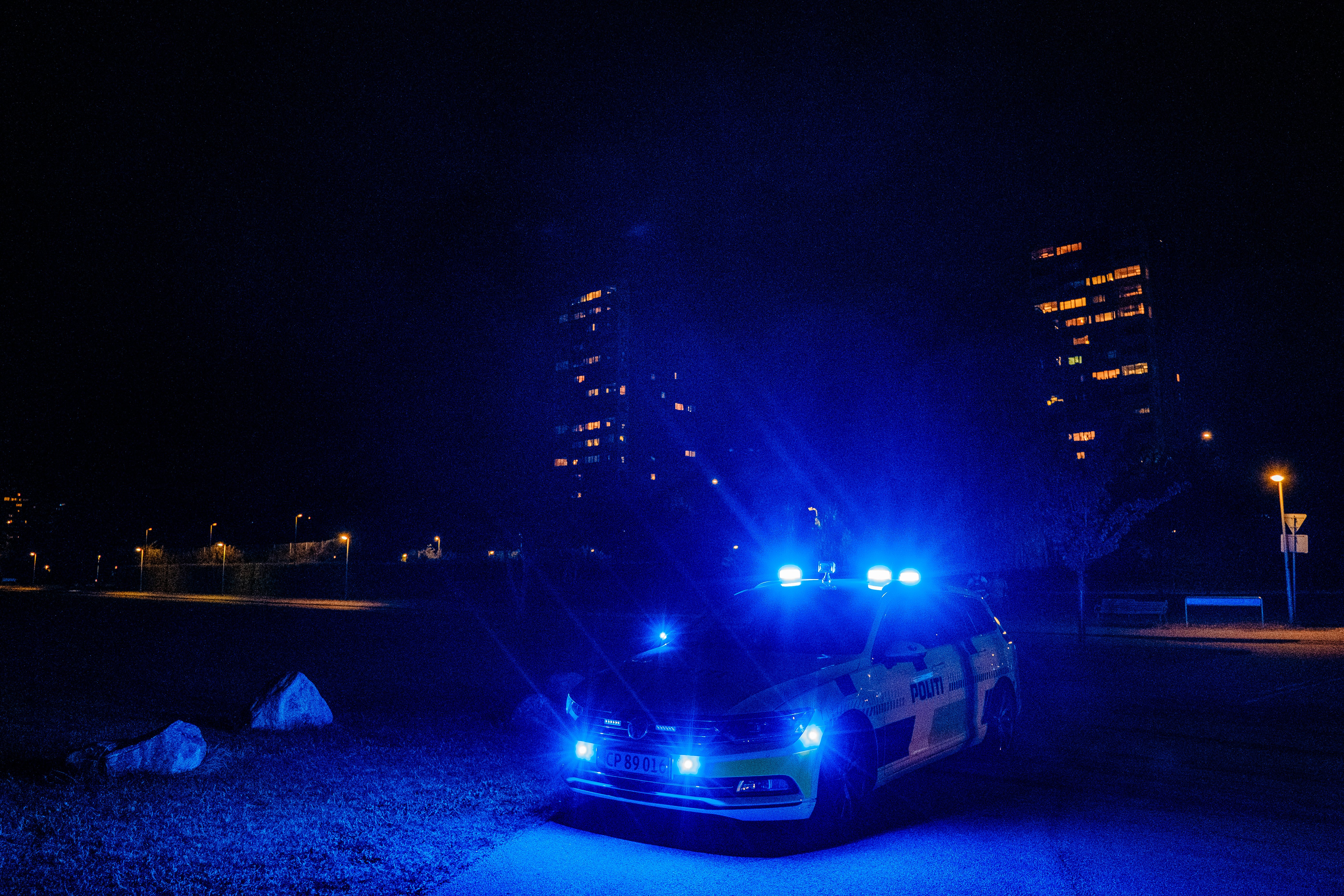 Tirsdag afgik en ung mand ved døden efter at være blevet skudt i Hallingparken i Brøndby Strand. To personer blev set løbe fra gerningsstedet. Dem vil politiet meget gerne i kontakt med