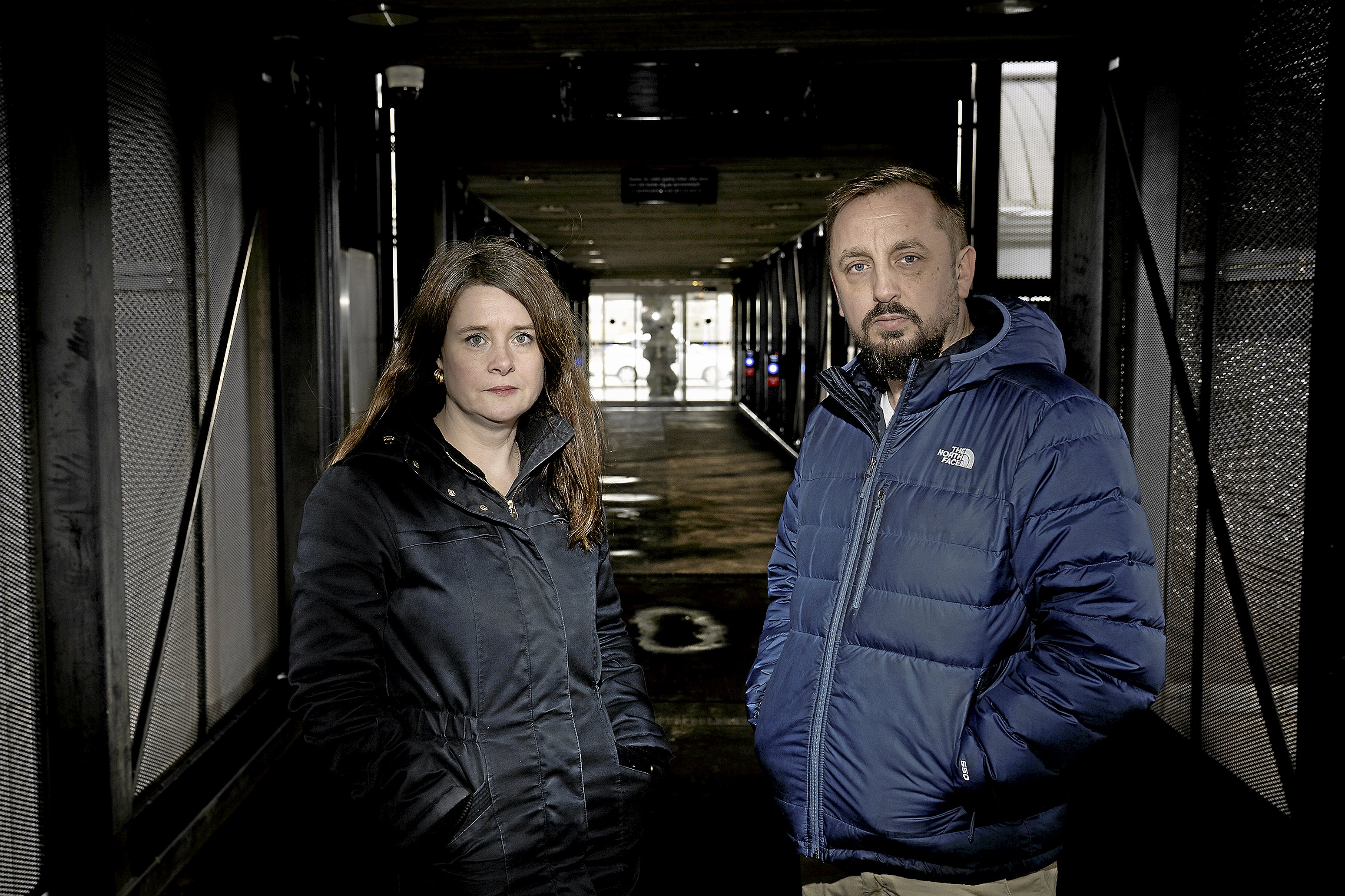 De to erfarne journalister og værter Sanne Fahnøe og Jesper Vestergaard står i spidsen for podcasten, der produceres fra Sjællandske Nyheders studie i Næstved og involverer et væld af lokale kilder og eksperter. Foto: Thomas Olsen