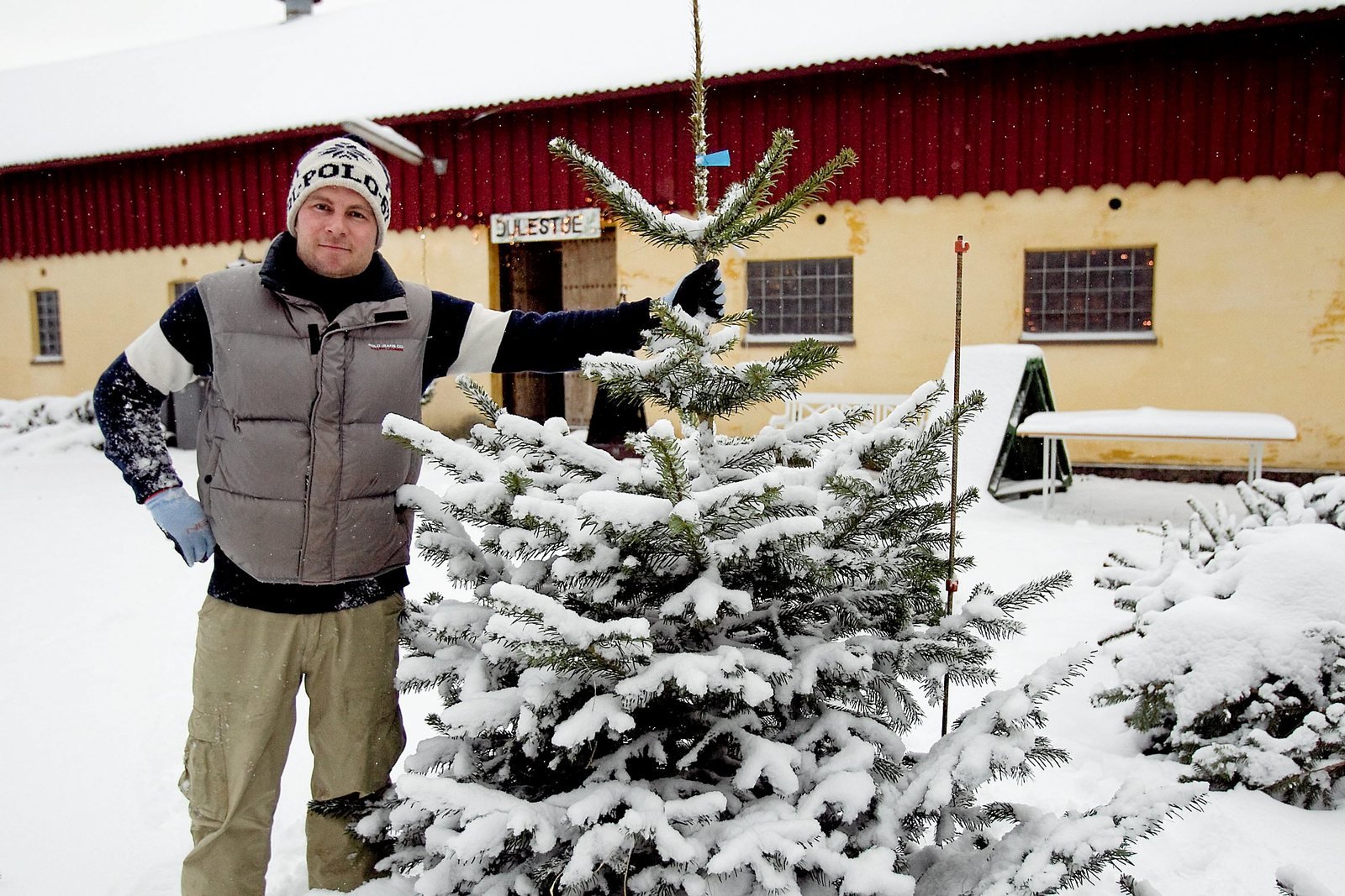 47-årige Uffe Holm hjælper ofte sin kone i hendes butik. Torsdag kostede det ham 1500 kroner. Foto: Lars Skov