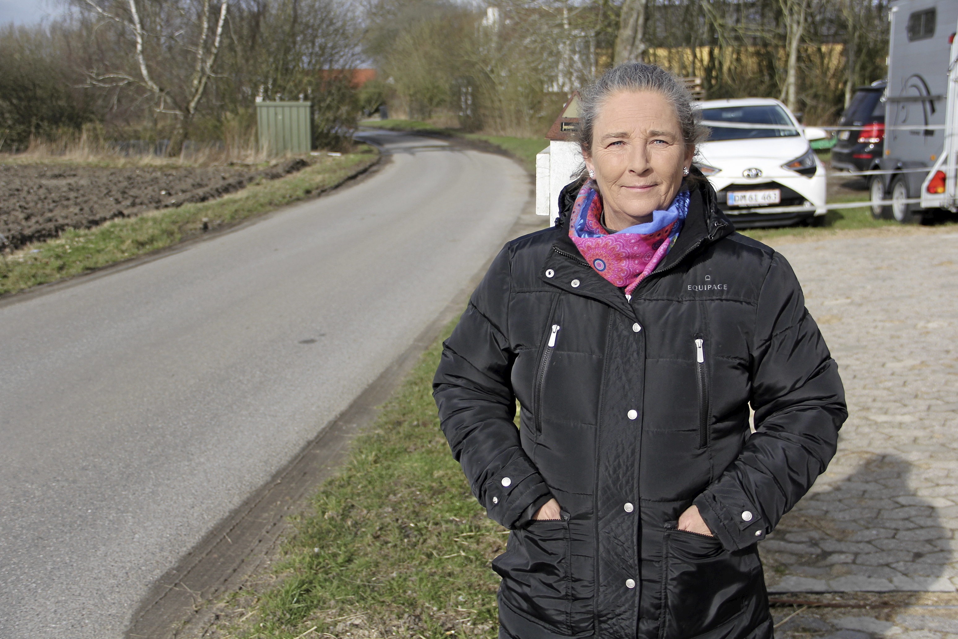 Bodil Grubak har boet på Esholtevej i årtier. Hendes dashcam har filmet vejen blot 800 meter fra, hvor den 13-åriges cykel og telefon blev fundet.