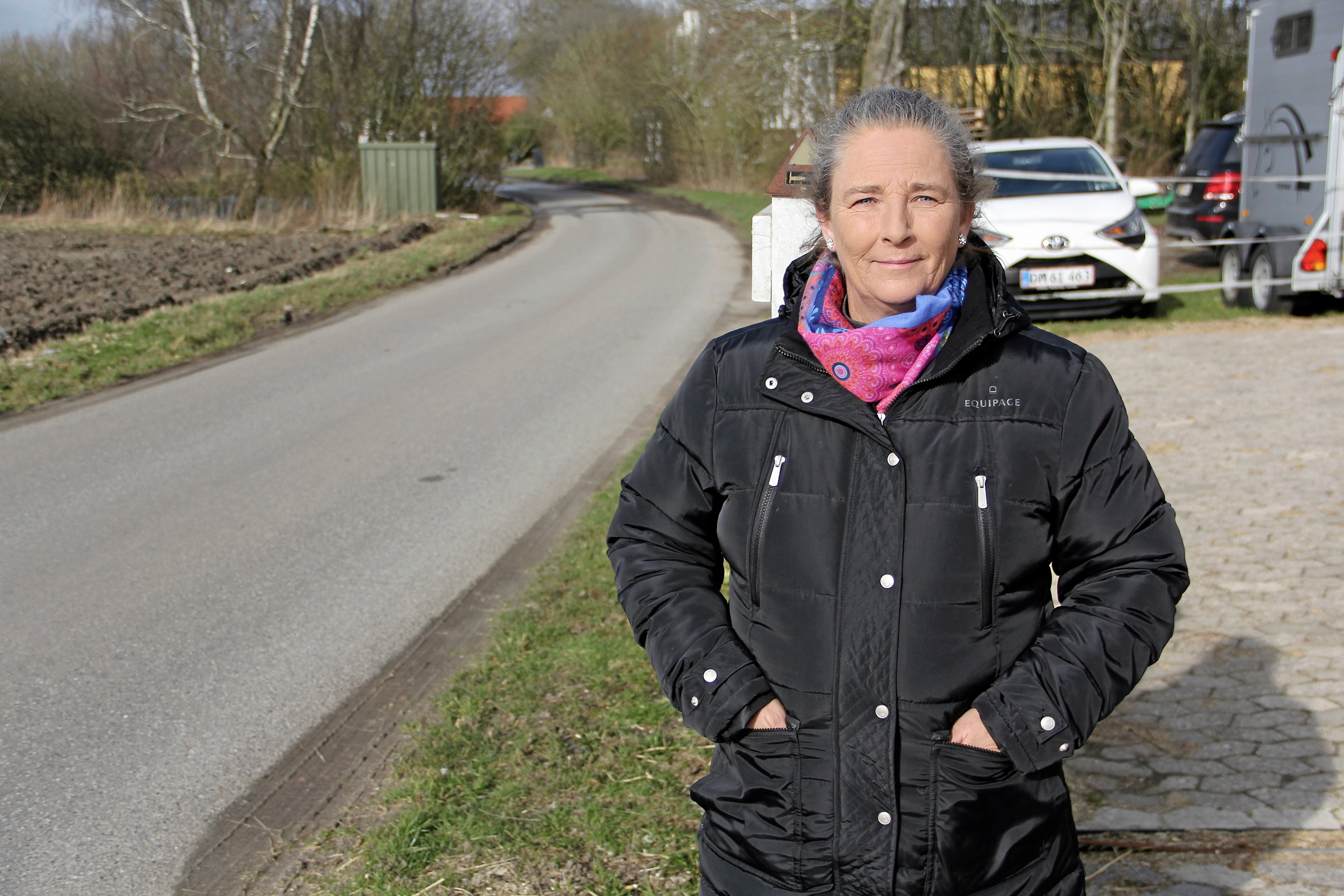 Bodil Grubak har boet på Esholtevej i årtier. Hendes dashcam har filmet samme del af Esholtevej, som du kan se på billedet.