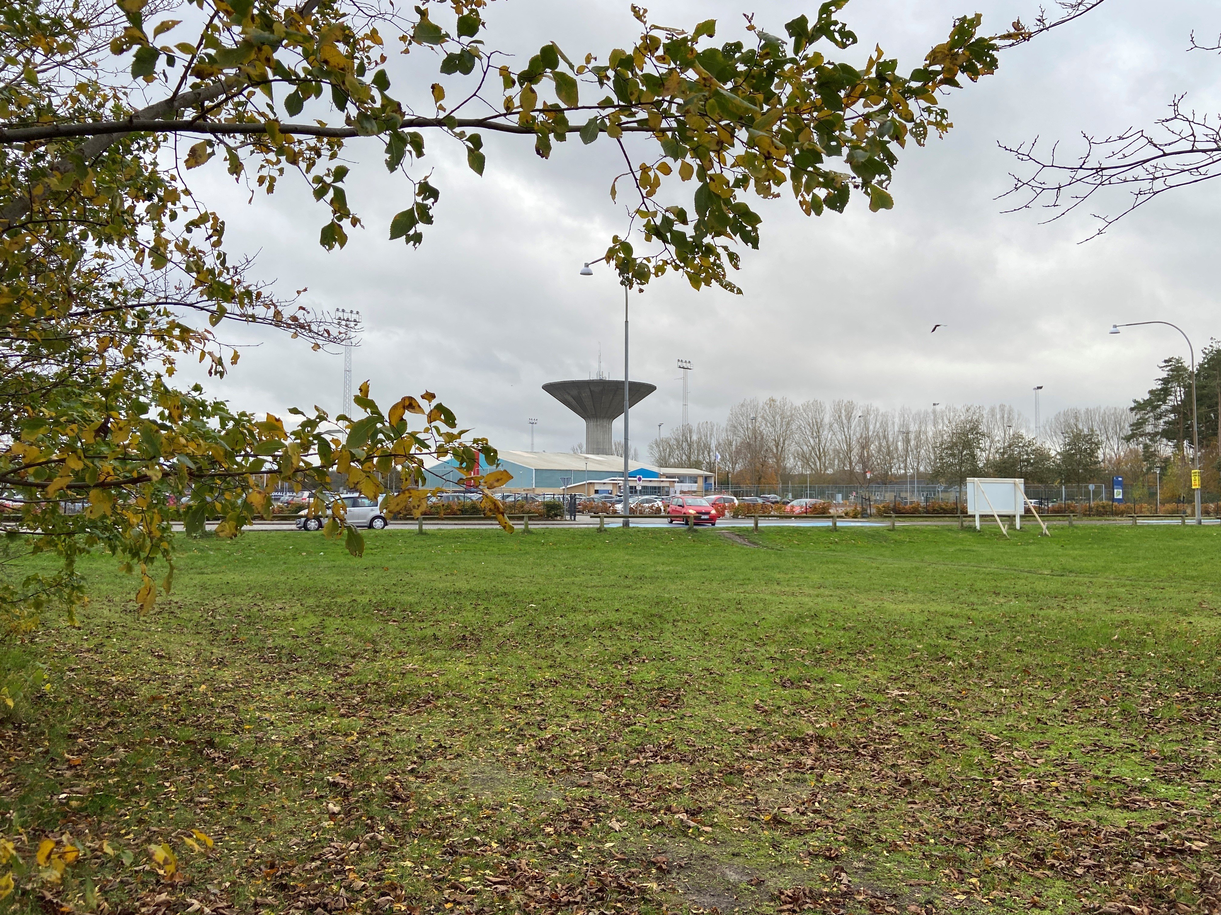 Boligudviklingen på den såkaldte trekantsgrund og den tidligere Nettogrund ved Køge Idrætspark kan snart skydes i gang, men nu skal det lægges fast, hvor høj parkeringsnormen skal være.