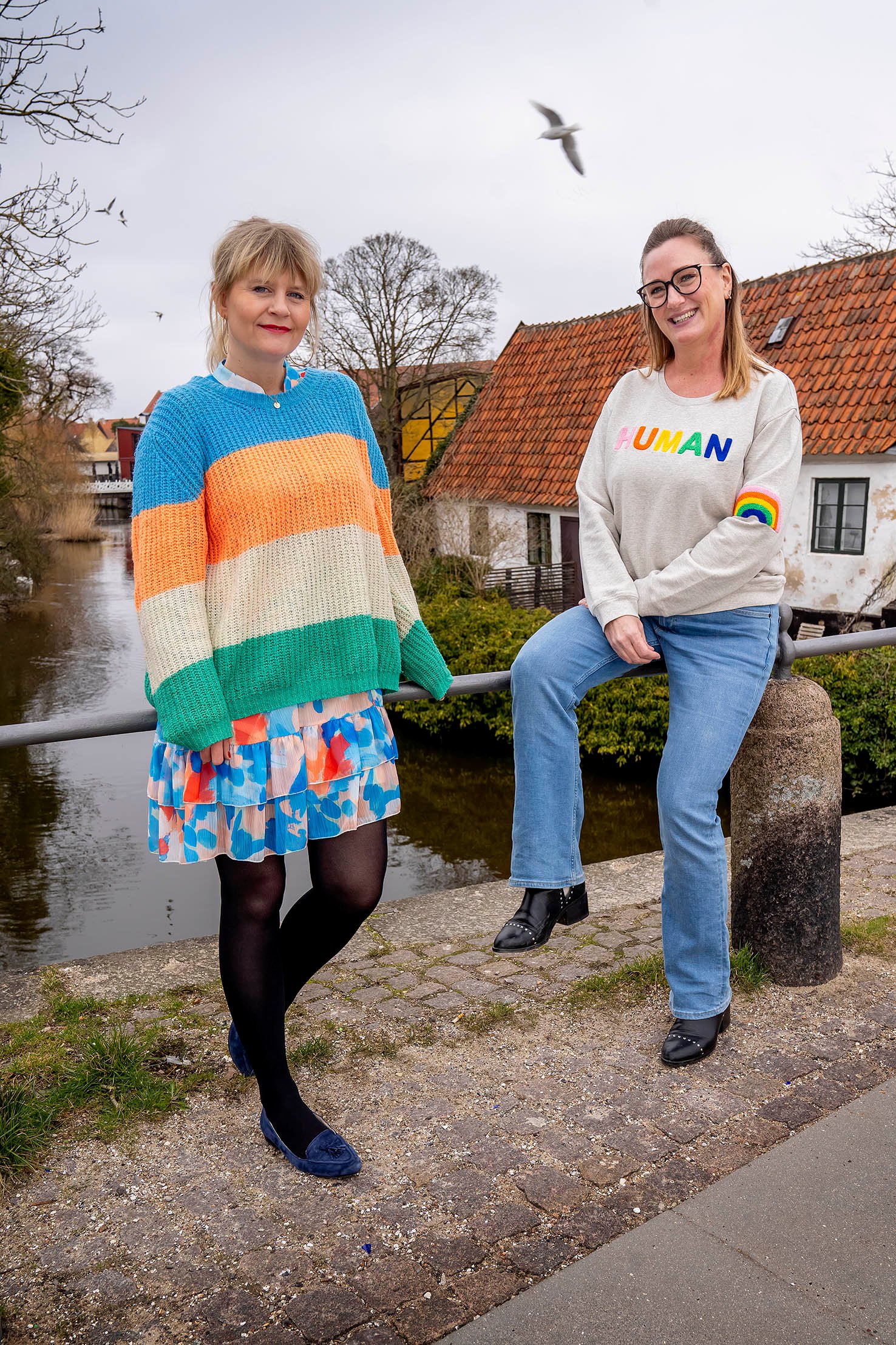 Christina Ehrenskjöld (t.v.) og Stine Lukowski udgiver fredag bogen “Kvinderne bag vesten - i skyggen af en rocker,” der går tæt på seks kvinder, som har måttet sande, at livet som pårørende til en rocker er fyldt med dilemmaer, tabuer og omkostninger.