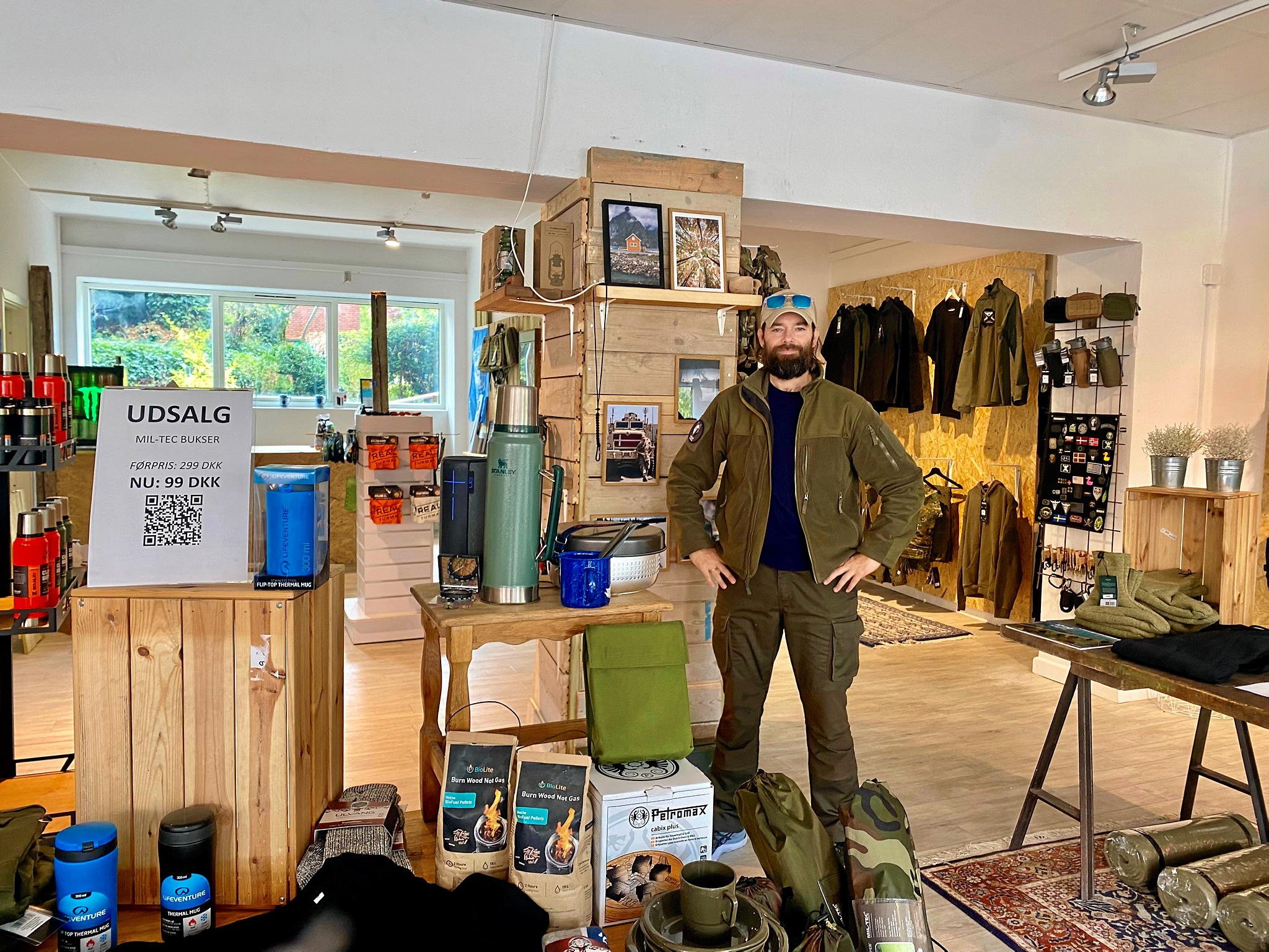 Peter Marcussen har i fire år drevet en butik med militært udstyr til friluftsmennesker i København. Nu har han åbnet en større filial i Søborg. Foto: Anne Mette Ahlgreen
