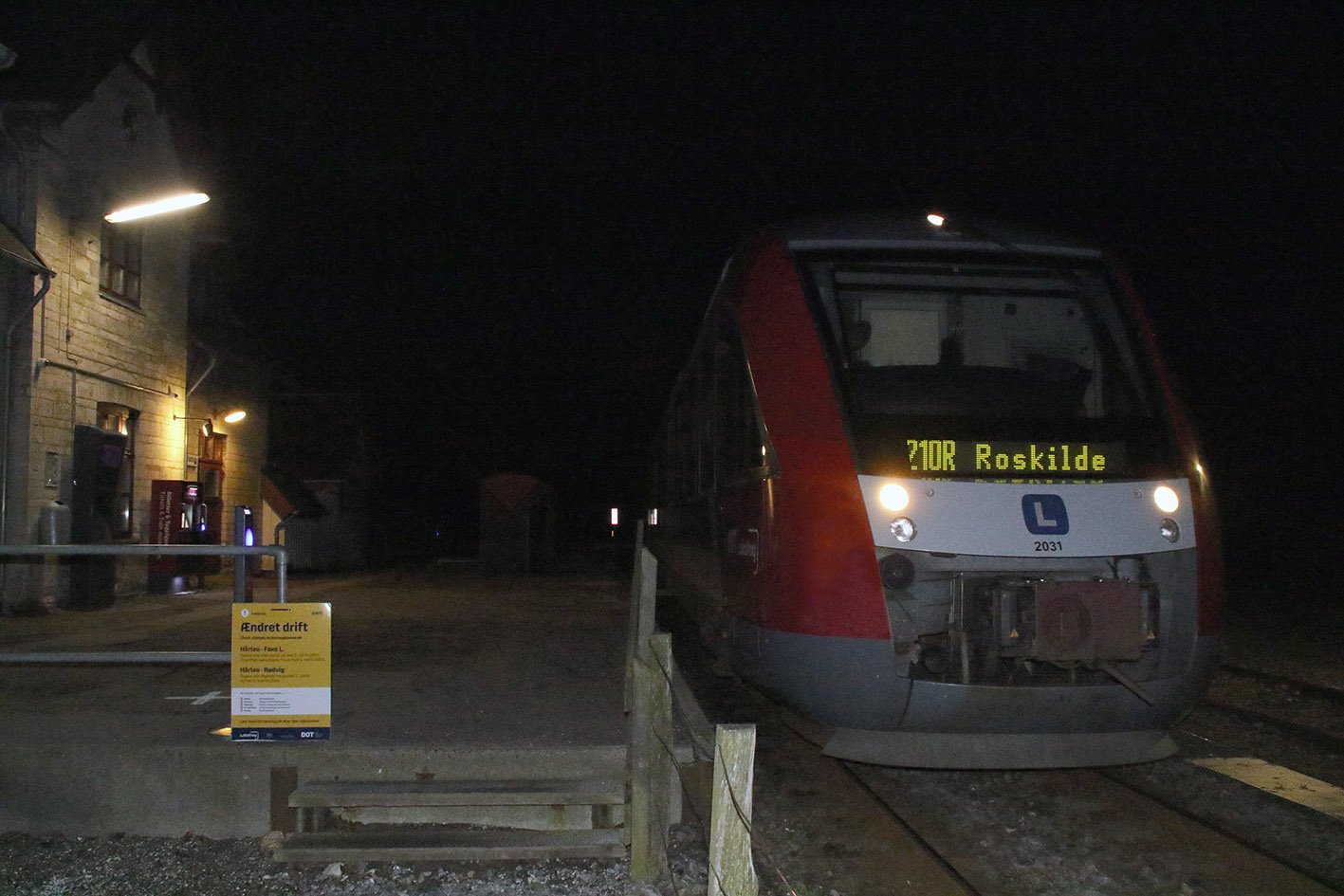Der blev skrevet jernbanehistorie, da Lokaltog kørte fra Rødvig Station kl. 23.31 torsdag aften. Efter 145 års drift er stationen nu taget ud af brug. Når banen genåbner til efteråret efter sporudskiftningen, ligger den nye Rødvig Station 500 meter længere mod nord ved Vemmetoftevej. Foto: Ole-Chr. Munk Plum