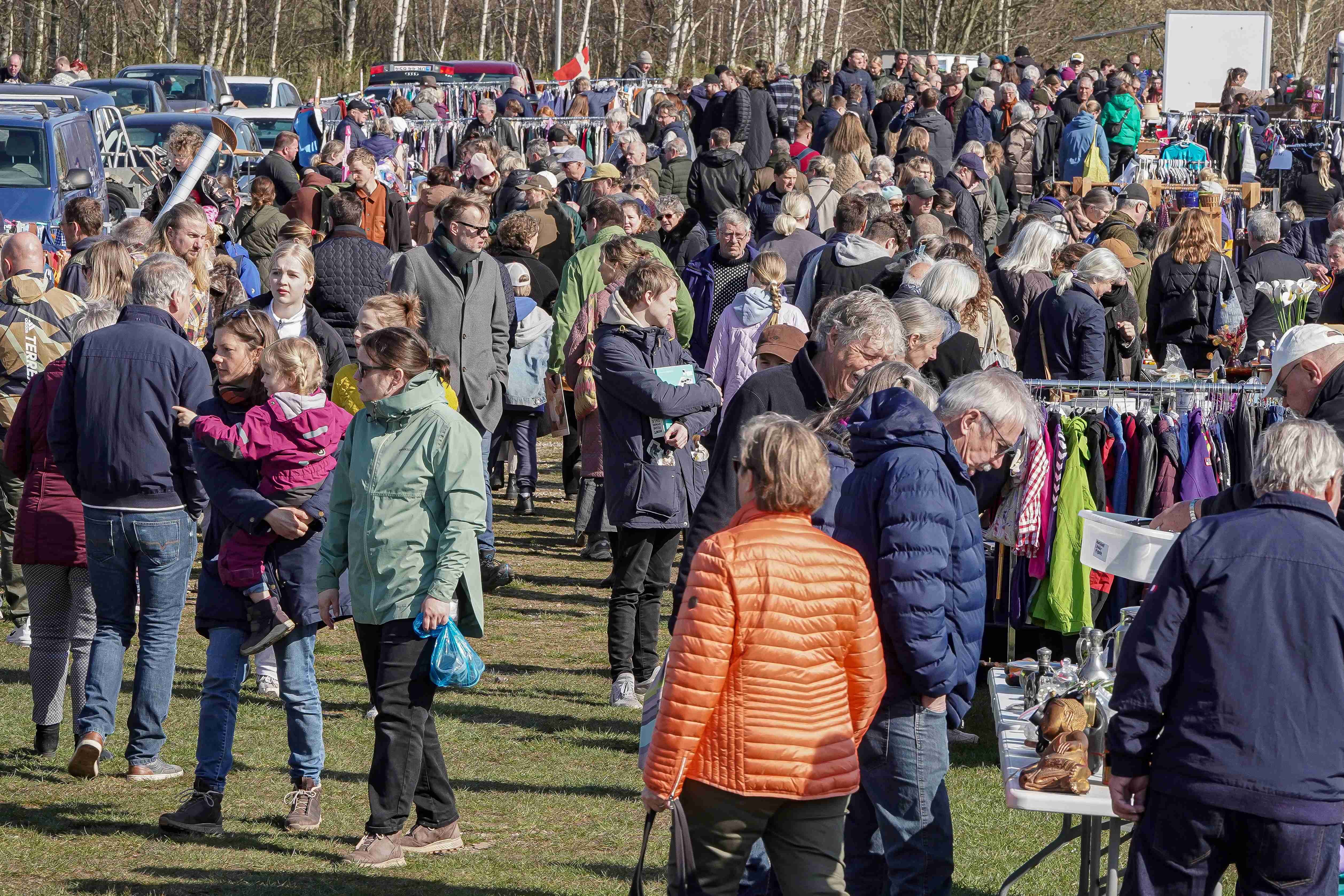 Kræmmere og kunder strømmede til sæsonens kræmmermarkeder i Vig i 2023 - arrangører håber på samme gode resultat i år. Foto: Mie Neel