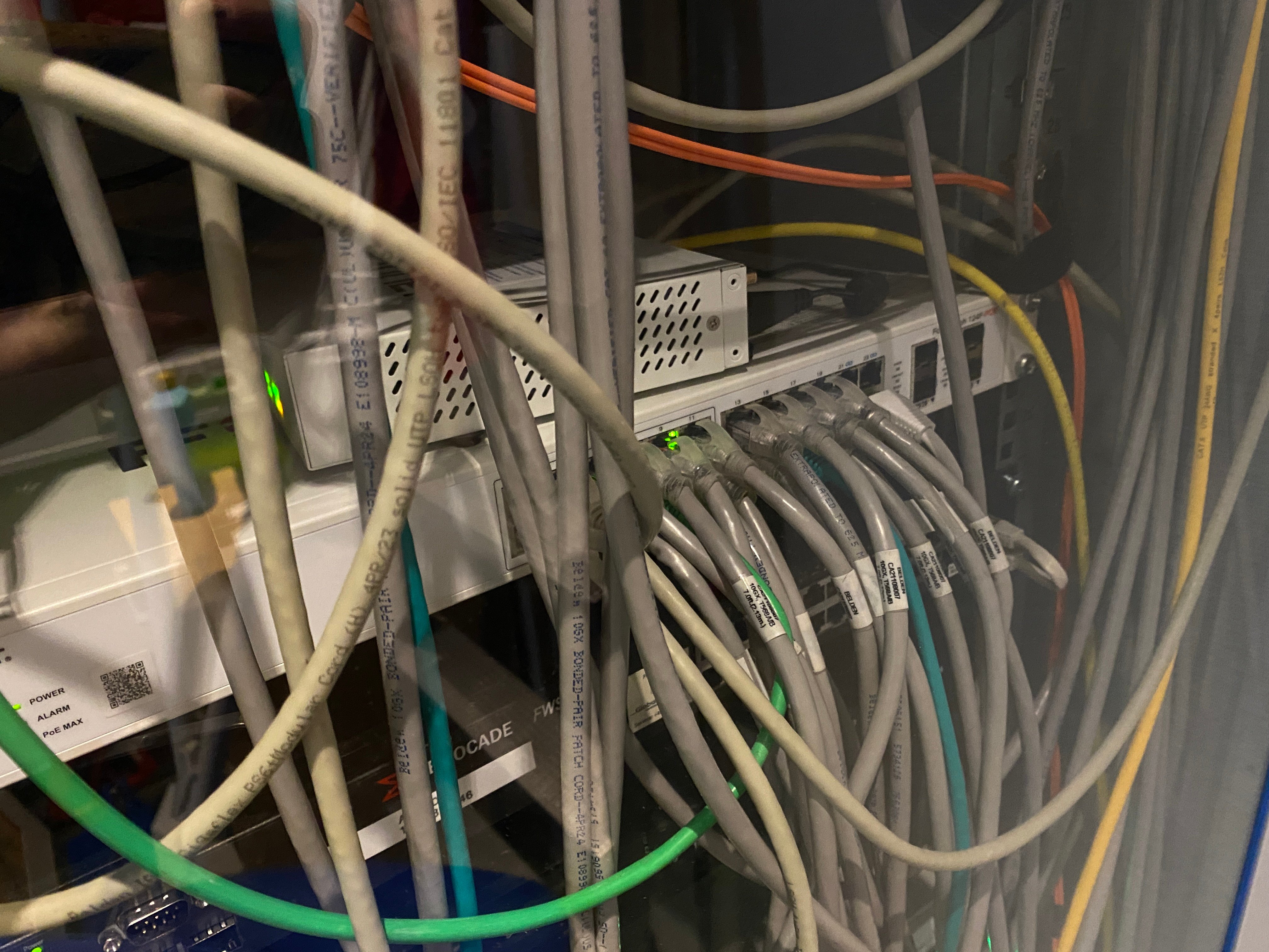 De fleste fastnettelefoner eller internet kører i dag via fibernet. Derfor bliver kobbernettet lukket ned gradvist i de kommende år. Billedet viser telefon- og internetforbindelser, som fortsætter med at fungere.