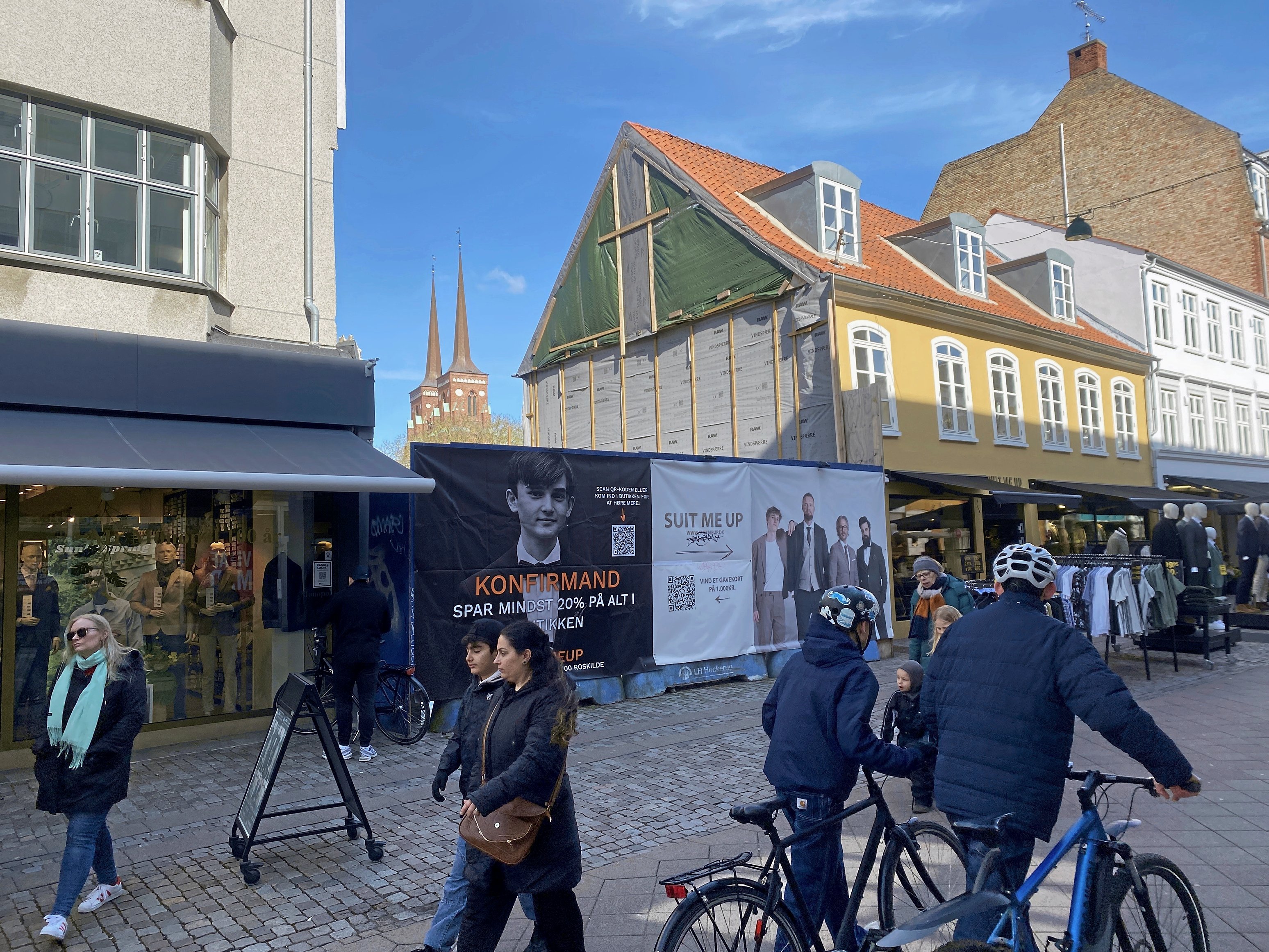 Hullet i Skomagergade giver et fint kig til domkirken.