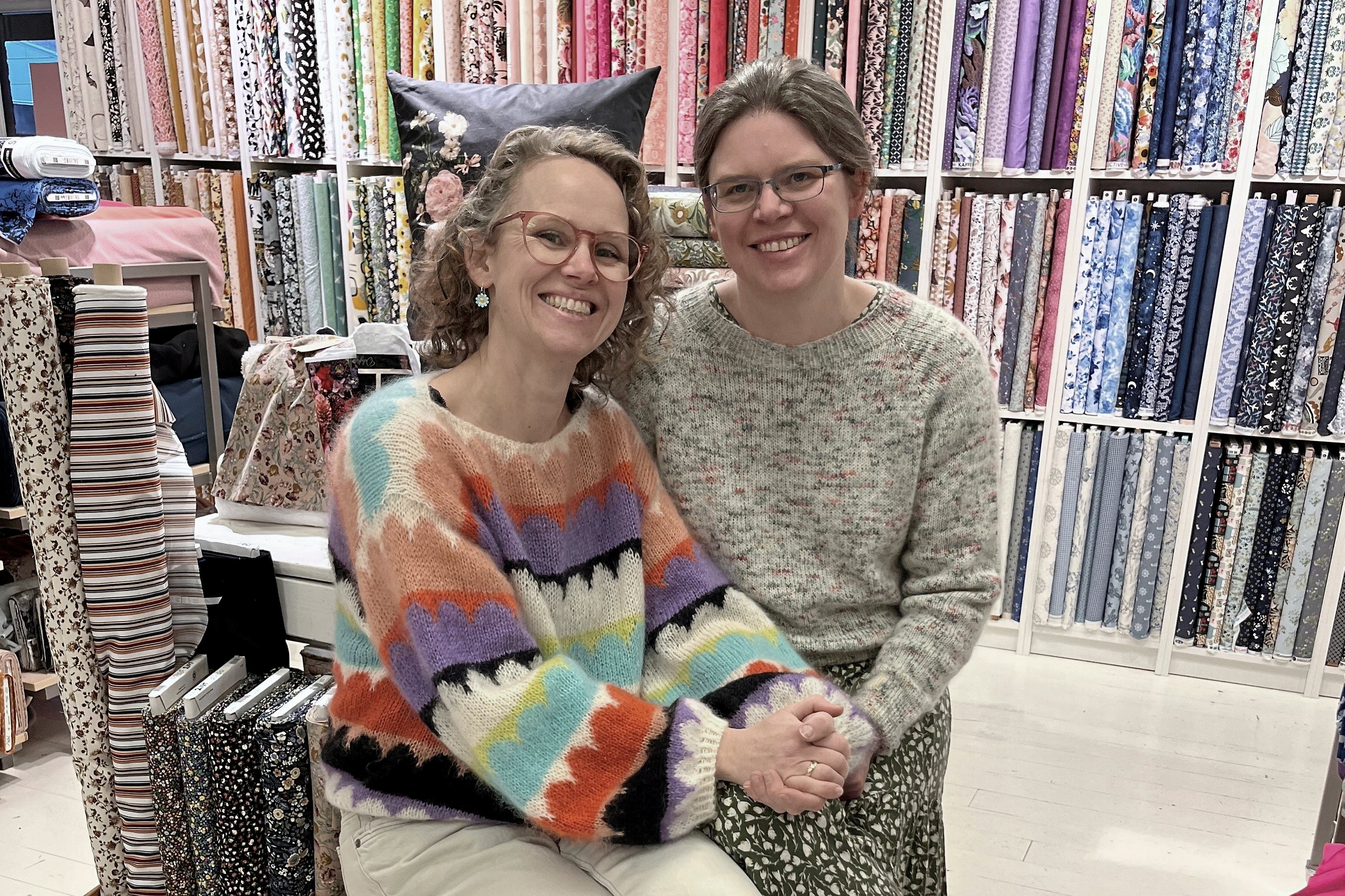 De to søstre bag den populære butik Fruernes Stof og Garn havde egentlig fuld gang i et ophørsudsalg med henblik på at lukke deres elskede butik ved udgangen af maj. Men nu er planerne ændret. Privatfoto