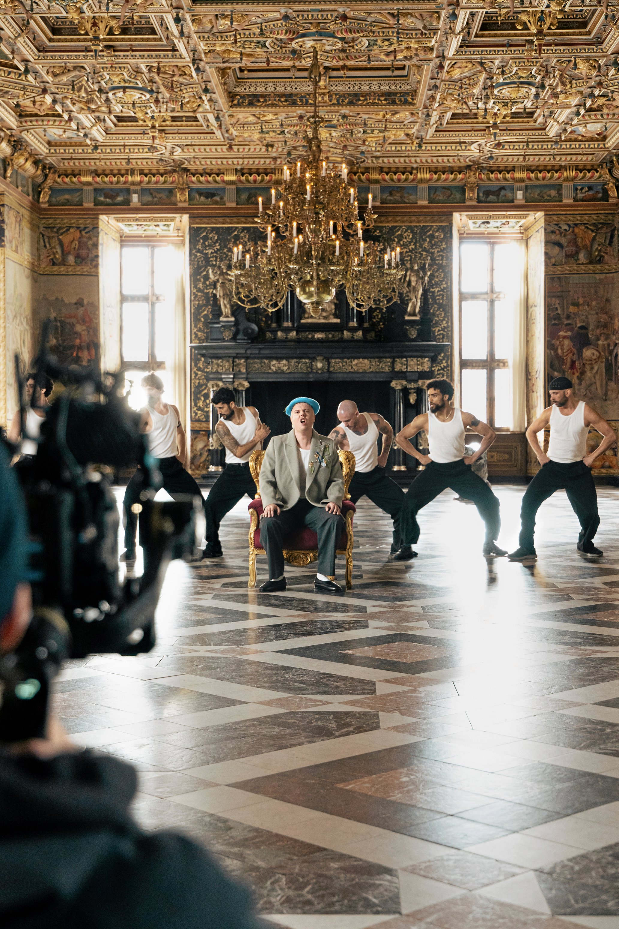Odbjerg med dansere under optagelsen til musikvideoentil sangen ’Den vredeste mand på jorden’. Foto: Universal Music Denmark