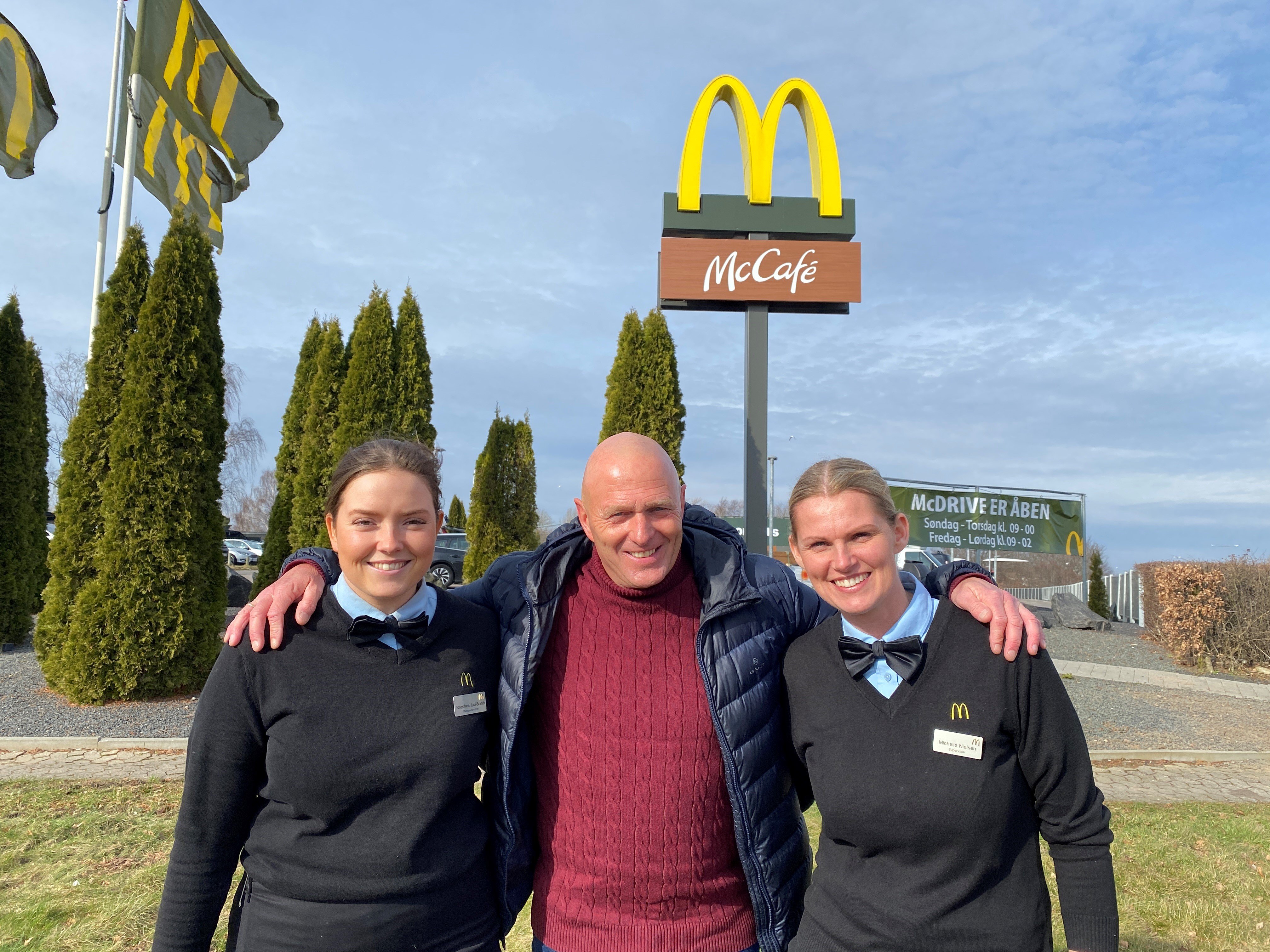 Det er 13 år siden Claus Strand blev franchisetager af McDonald’s i Hørsholm. Nu har han gennemført den anden og største ombygning af fastfood-restauranten på Usserød Kongevej ved Cirkelhuset. Sammen med restaurantchef Josephine Juul-Branth (tv.) og Michelle Nielsen, supervisor, er teamet klar til byde gæsterne indenfor i de nye omgivelser fra i dag fredag den 1. marts.