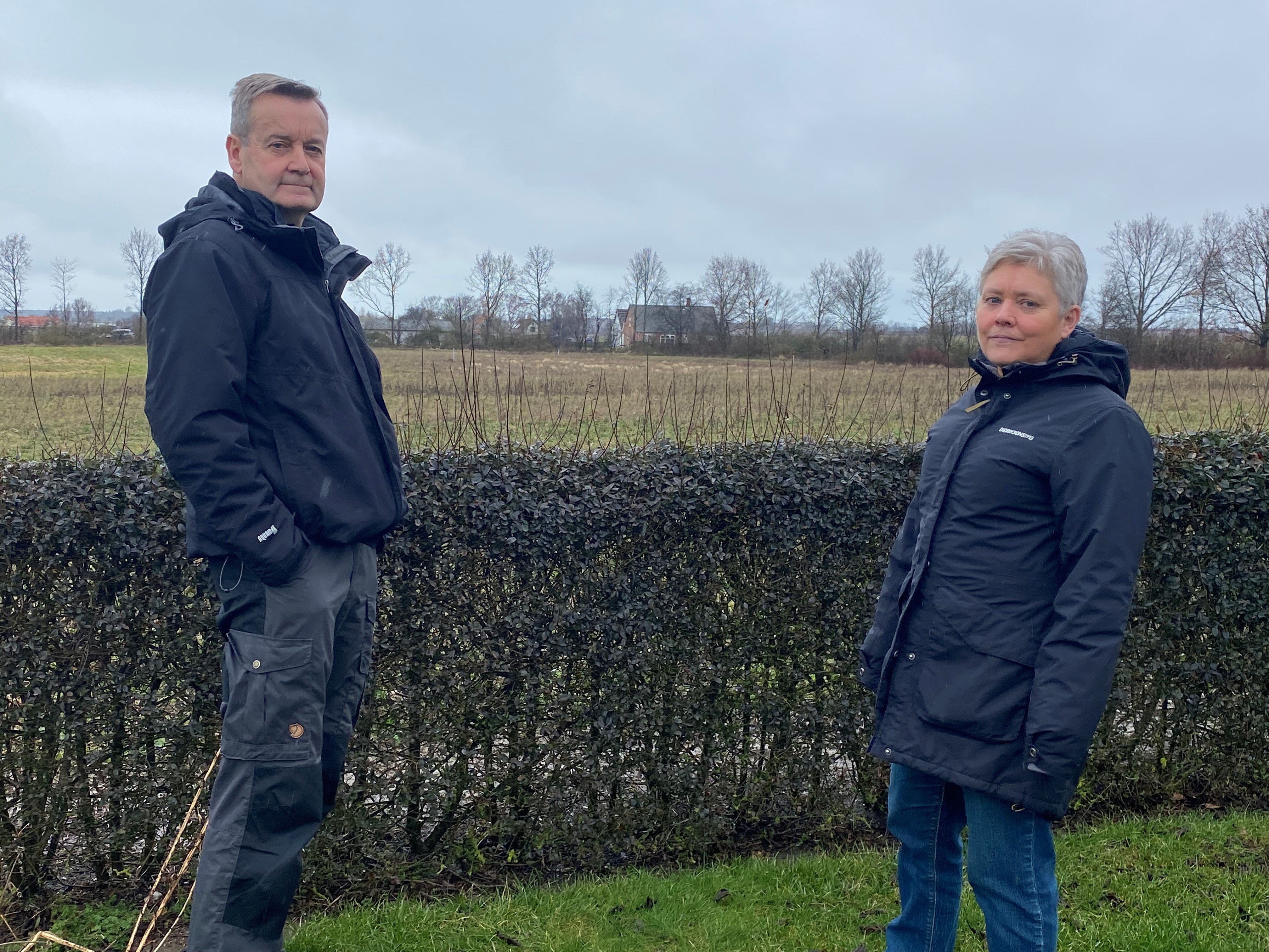 Alex Nielsen og Susanne B. Jensen i deres baghave på Rubinvænget. I det bagerste hjørne på grunden bag dem vil Jem & Fix rykke ind - nu med udsigt til færre naboklager end der ellers var opløb til. Foto: Lene C. Egeberg
