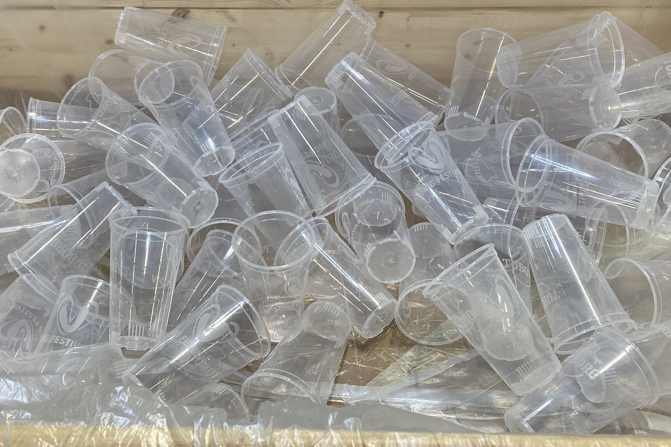 Sådan ser de ud, de nydesignede, genanvendelige ølglas i plastik til Vig Festival. Privatfoto