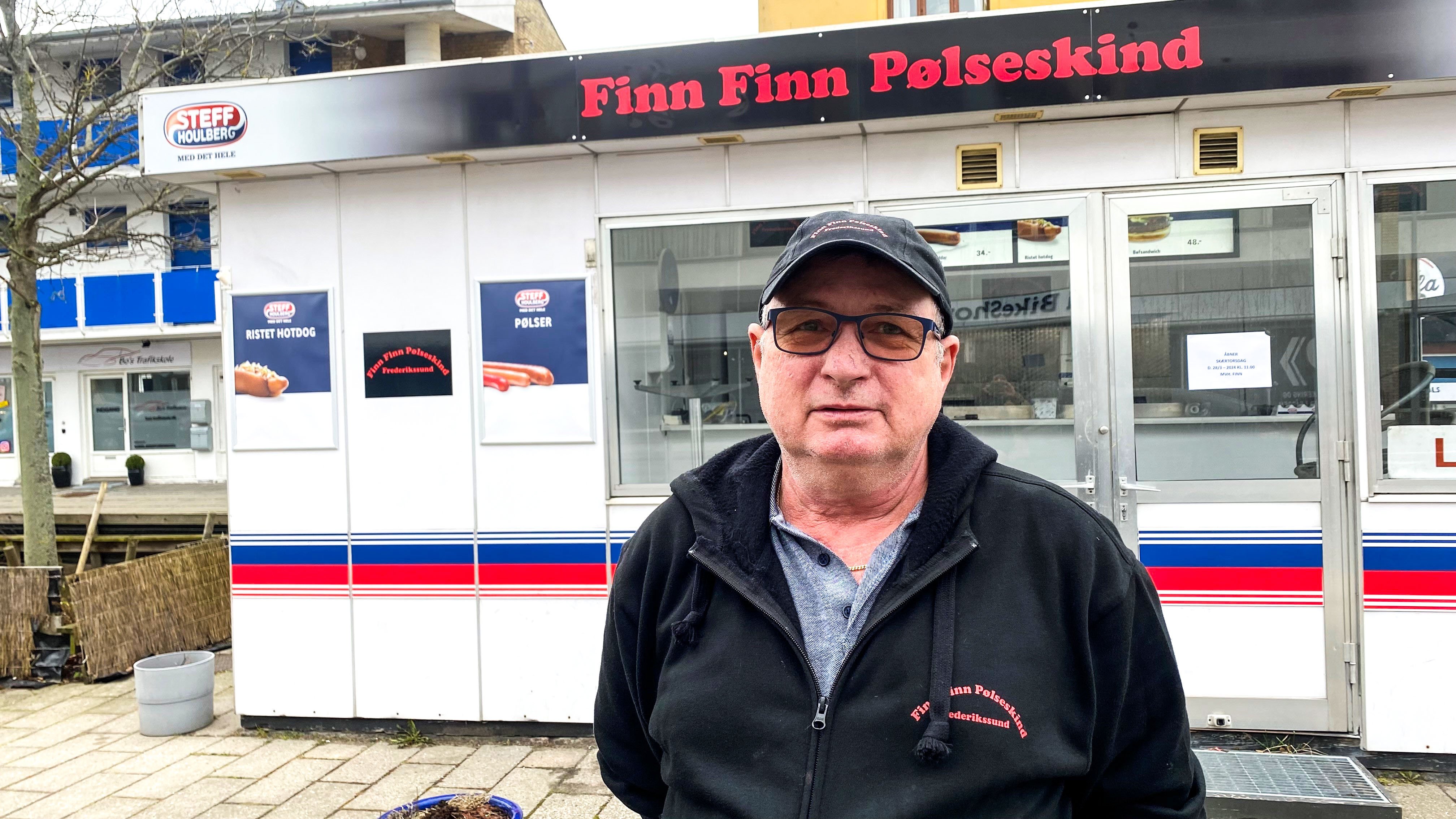 Nu genåbner pølsevognen i Ågade. Bag disken finder man Finn Kure, deraf navnet Finn Finn Pølseskind. Foto: Birgitte Masson.