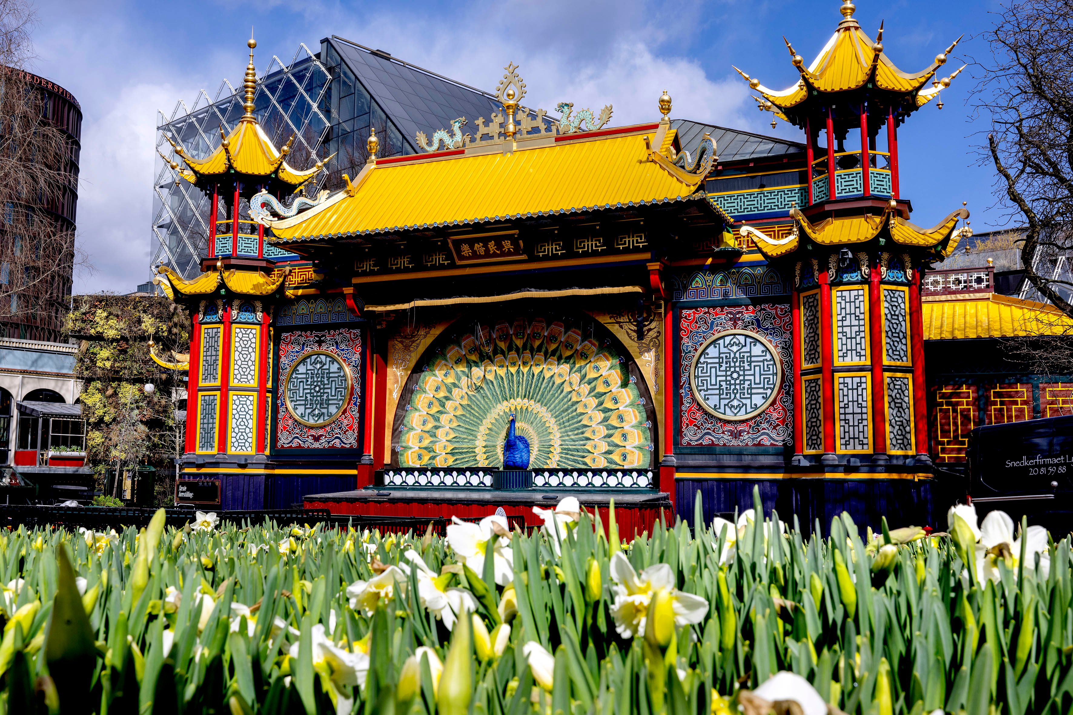 Tivoli runder i år 180 år og tager hul på årets sommersæson med  nye restaurant-koncepter, Fredagsrock, Lisbet Dahl-revy i Glassalen plus alt de andre oplevelser, som er fordelt over sommeren.