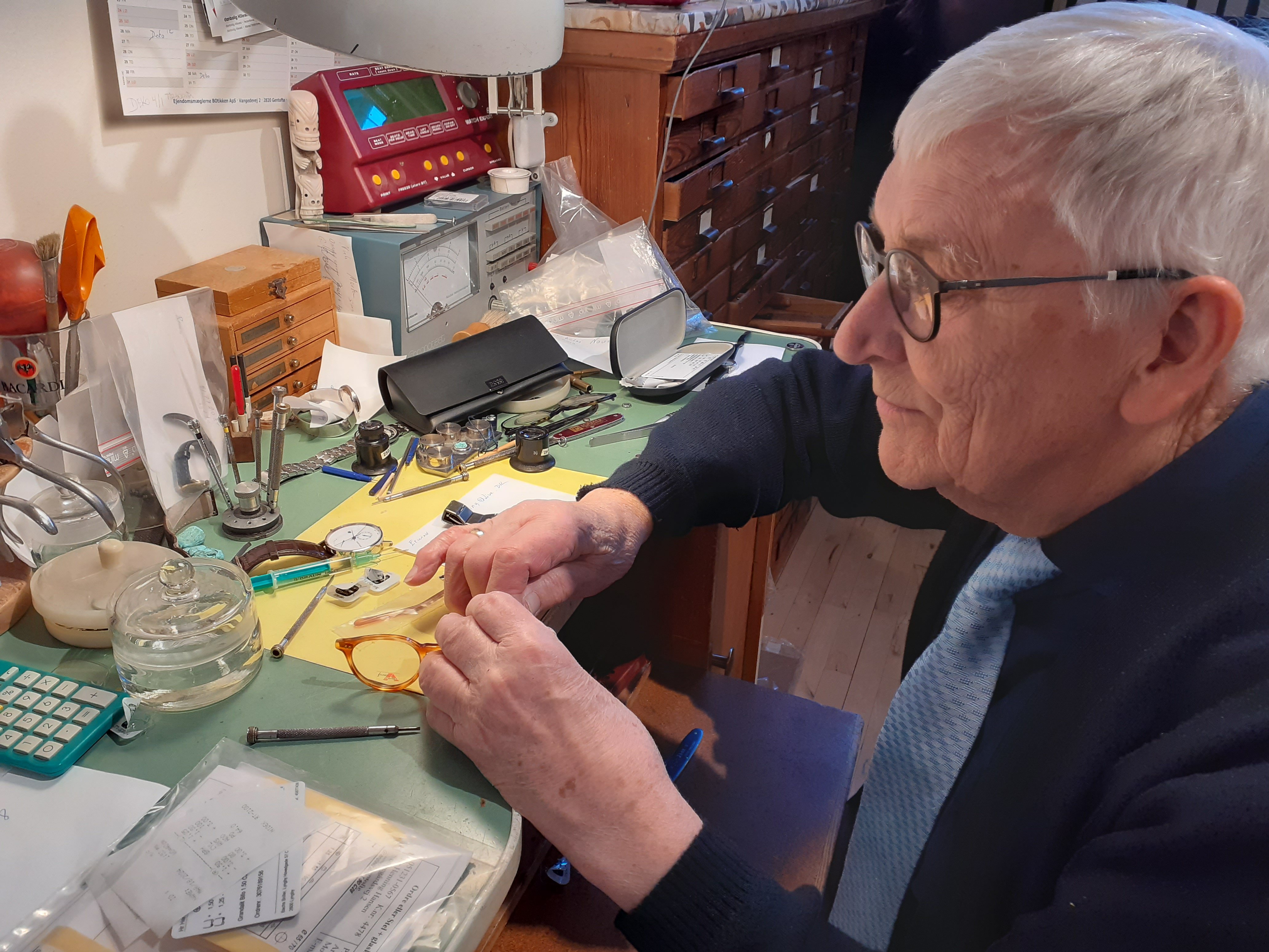 Efter 59 år som optiker og urmager i Lyngby har Peter Bach valgt at stoppe og nyde sit velfortjente otium. Foto: Jan Kozon