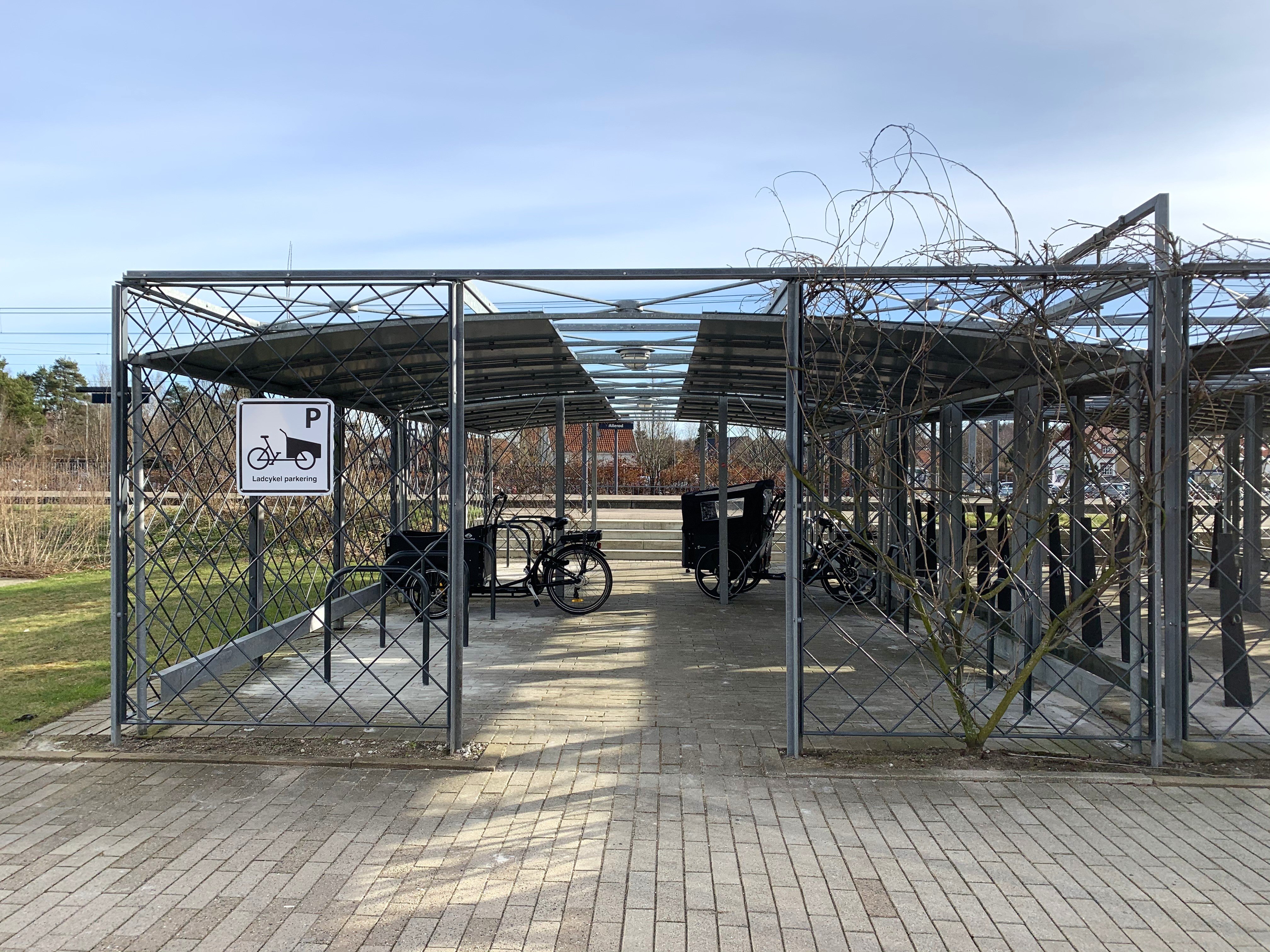 Den nye bås til ladcykler findes på Allerød Stationsvej og er det nordligste af cykelskurene i rækken. Foto: Allerød Kommune
