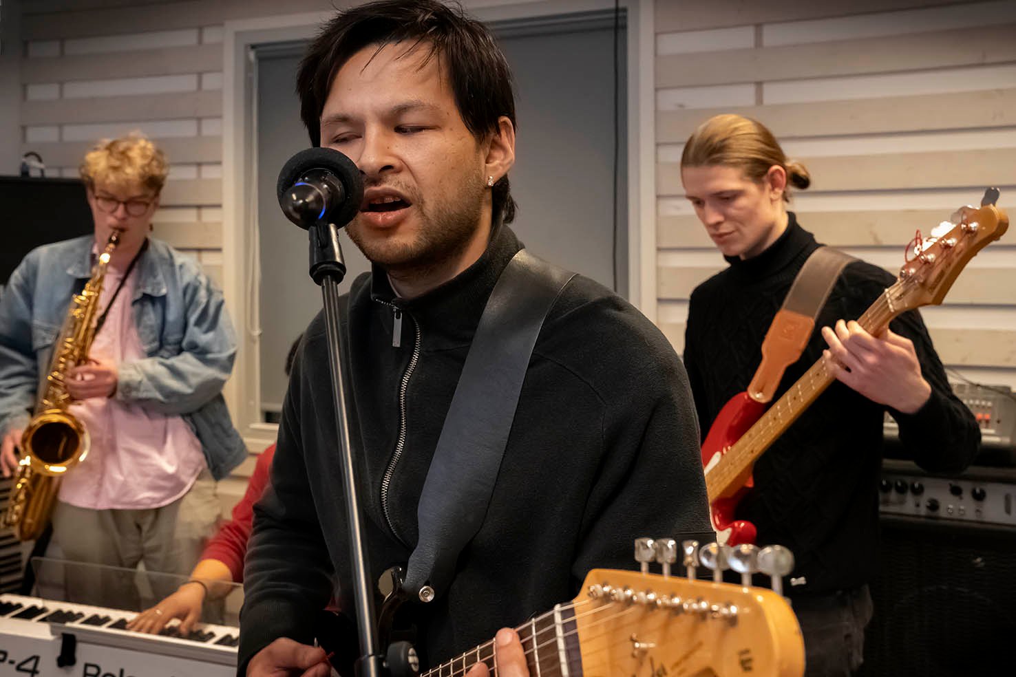 John Clausen viste sit store sangtalent frem i X Factor, men det skete, lige inden corona lukkede landet ned, og så fik han ikke udnyttet de potentielle muligheder af tv-deltagelsen. Nu satser han i stedet på det seksmand store band UTAL, der har høje ambitioner.