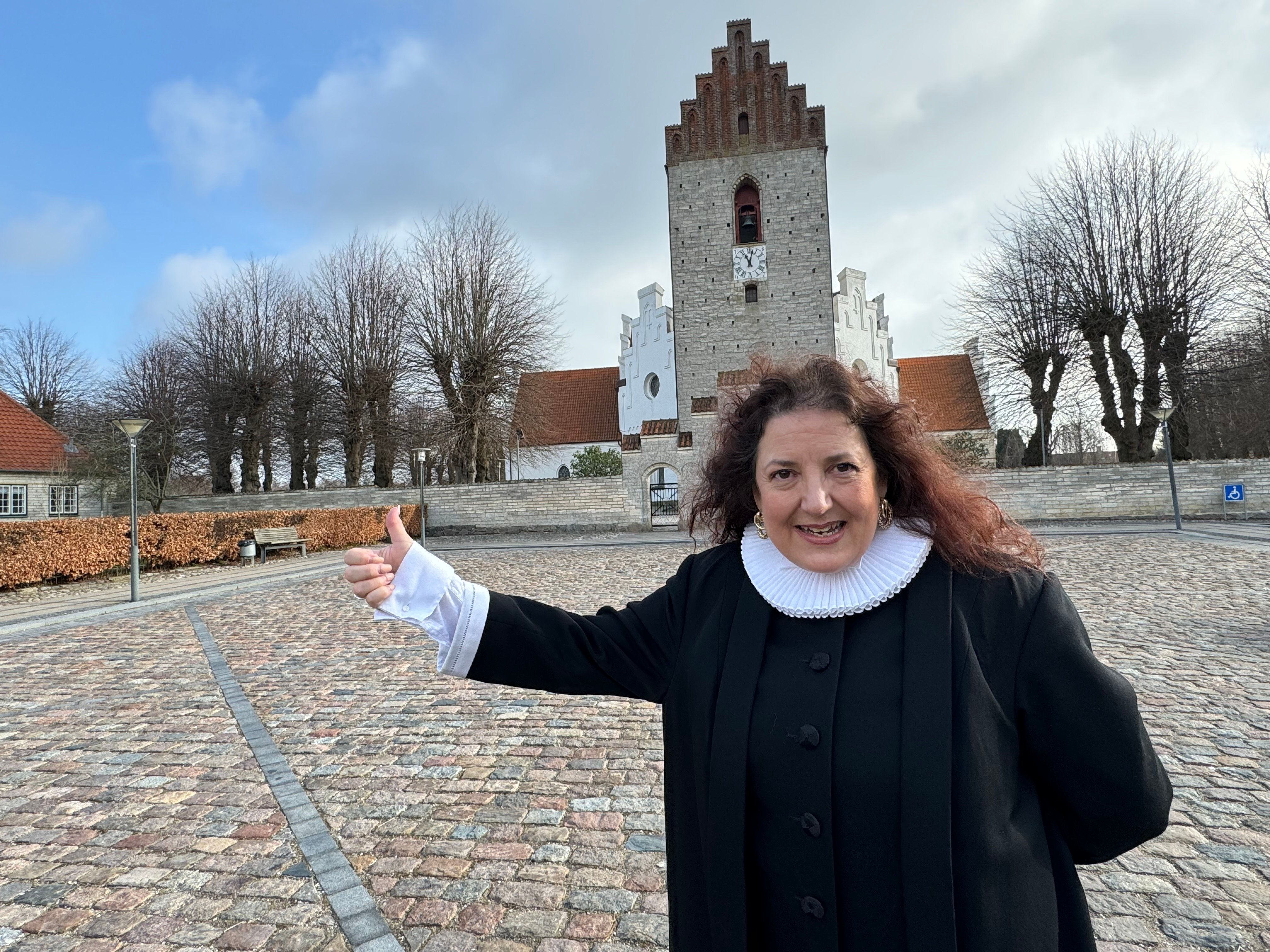 Charlotte Roel Adams tilbyder en “pastorpassiar”, hvis nogen vil tage hende med i bilen, når hun skal prædike i Lyderslev og Frøslev kirker. Foto: Henrik Fisker