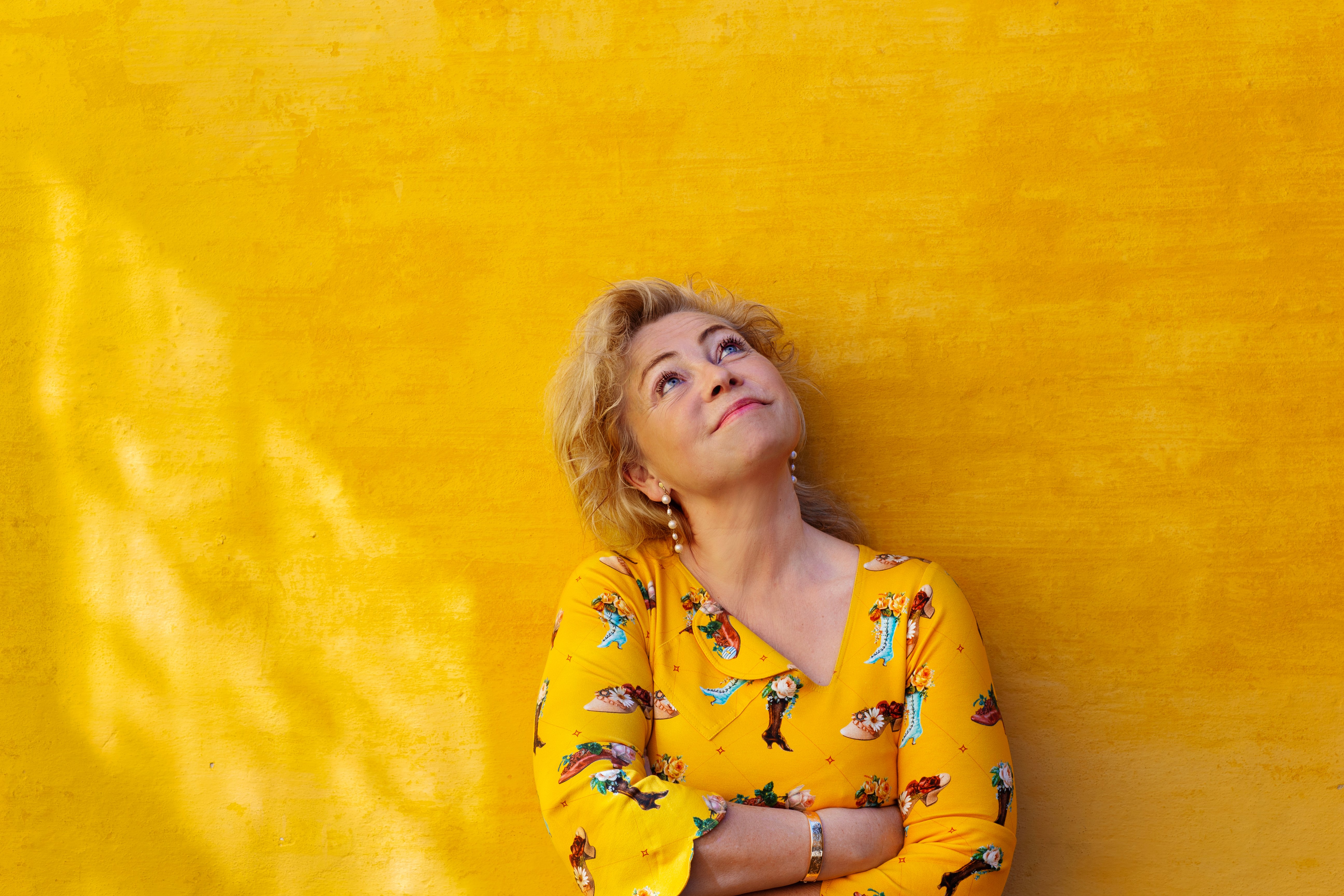Annette Bjergfeldts verden er fuld af farver og finurlige personligheder. Foto: Sif Meincke