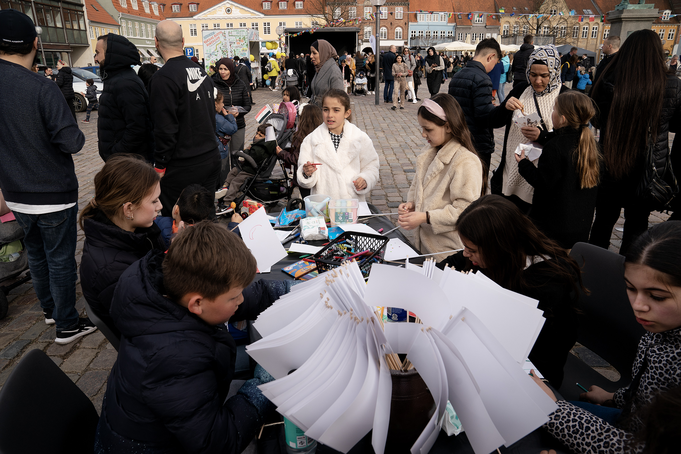 Mangfoldighedsfesten er blevet en årlig begivenhed på Torvet i Køge - her et foto fra 2023. Spørgsmålet er, om festen fortsætter til næste år.
