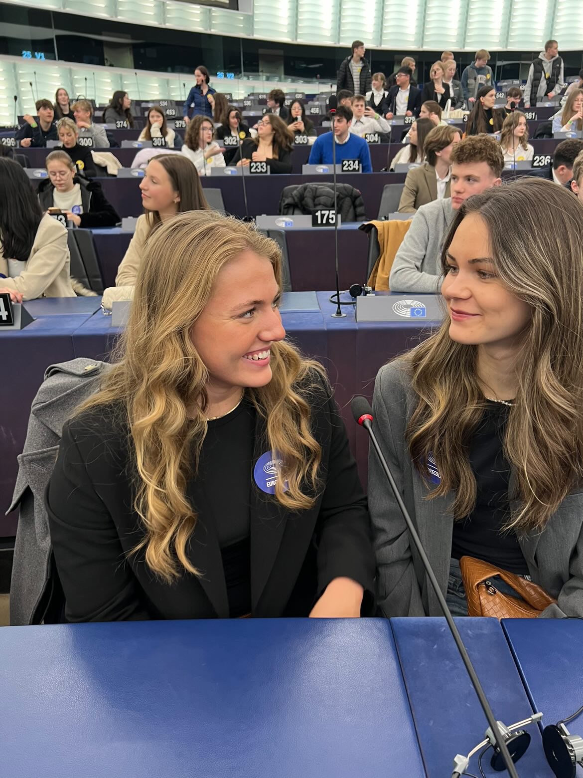 Julie Liv Madsen og Julie Brix Østergaard var blandt de 24 Køgeelever, der fik mulighed for at være Europa-parlamentarikere for en dag. Foto: Trine Teglskov