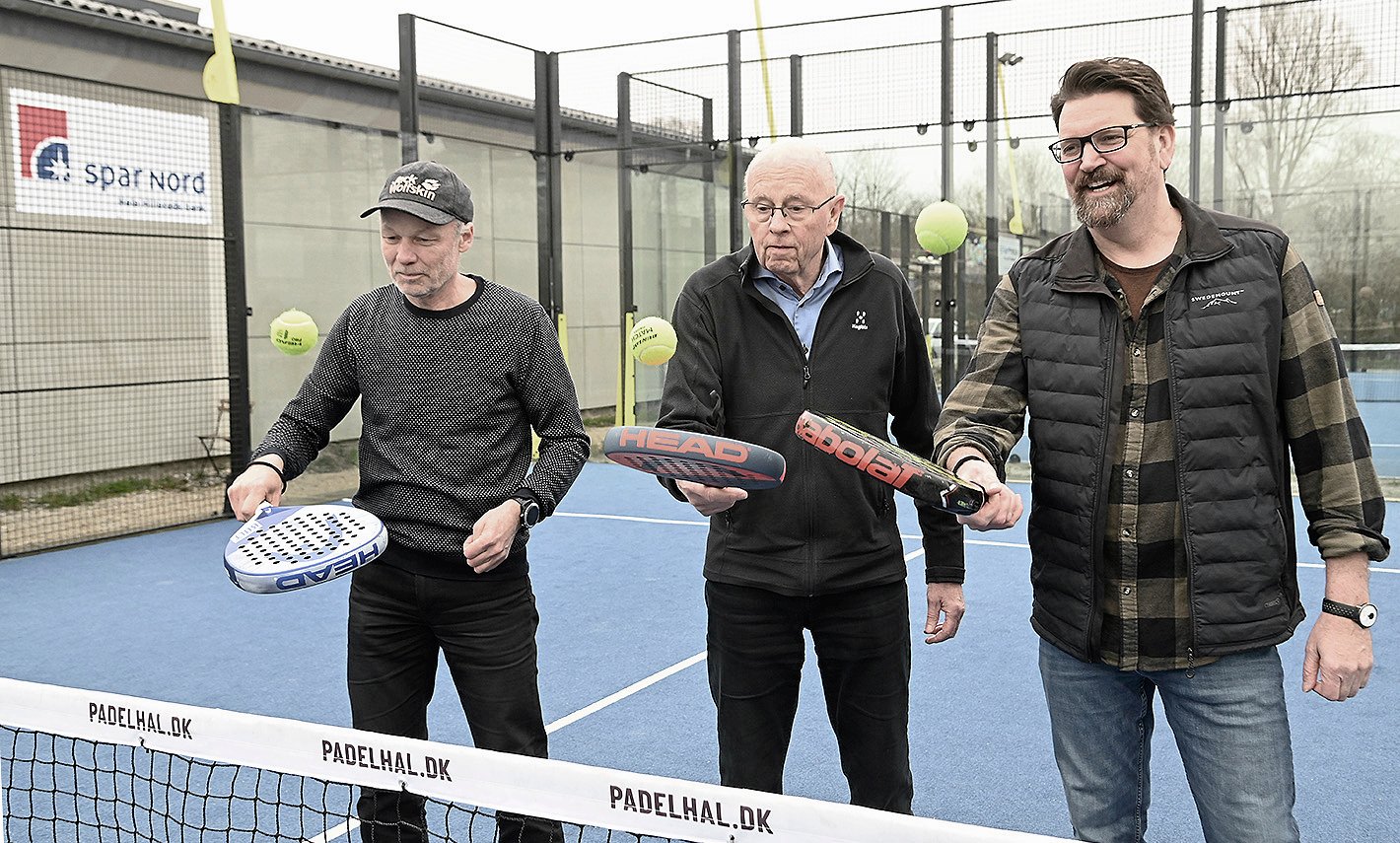 I midten af juni tredobler Hillerød Tennis & Padel Klub antallet af padelbaner. Her ses  (fra venstre) Søren Ulrik Frandsen, Helge Jakobsen og Per Vikkelsøe, som har været en stor del af processen. Foto: Jan F. Stephan