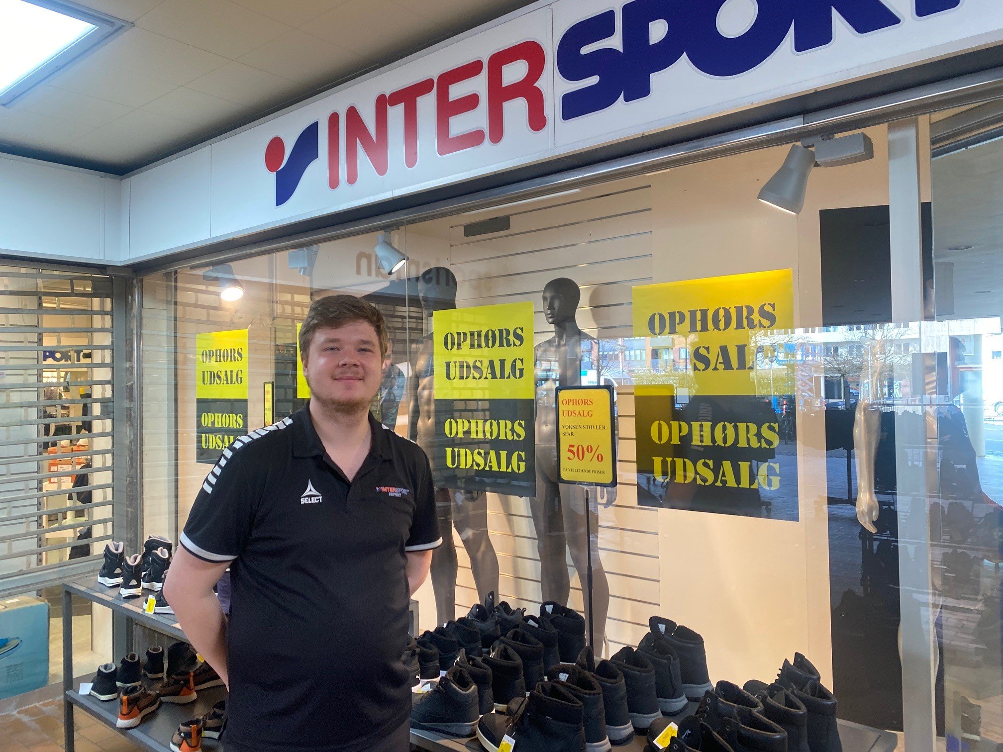 Butikschef Sebastian Mallo Hansen rykker sammen med andre ansatte på stedet ned i butikken i Vestsjællandscentret, når ophørsudsalget er slut i arkaden ved Rådhuspladsen.