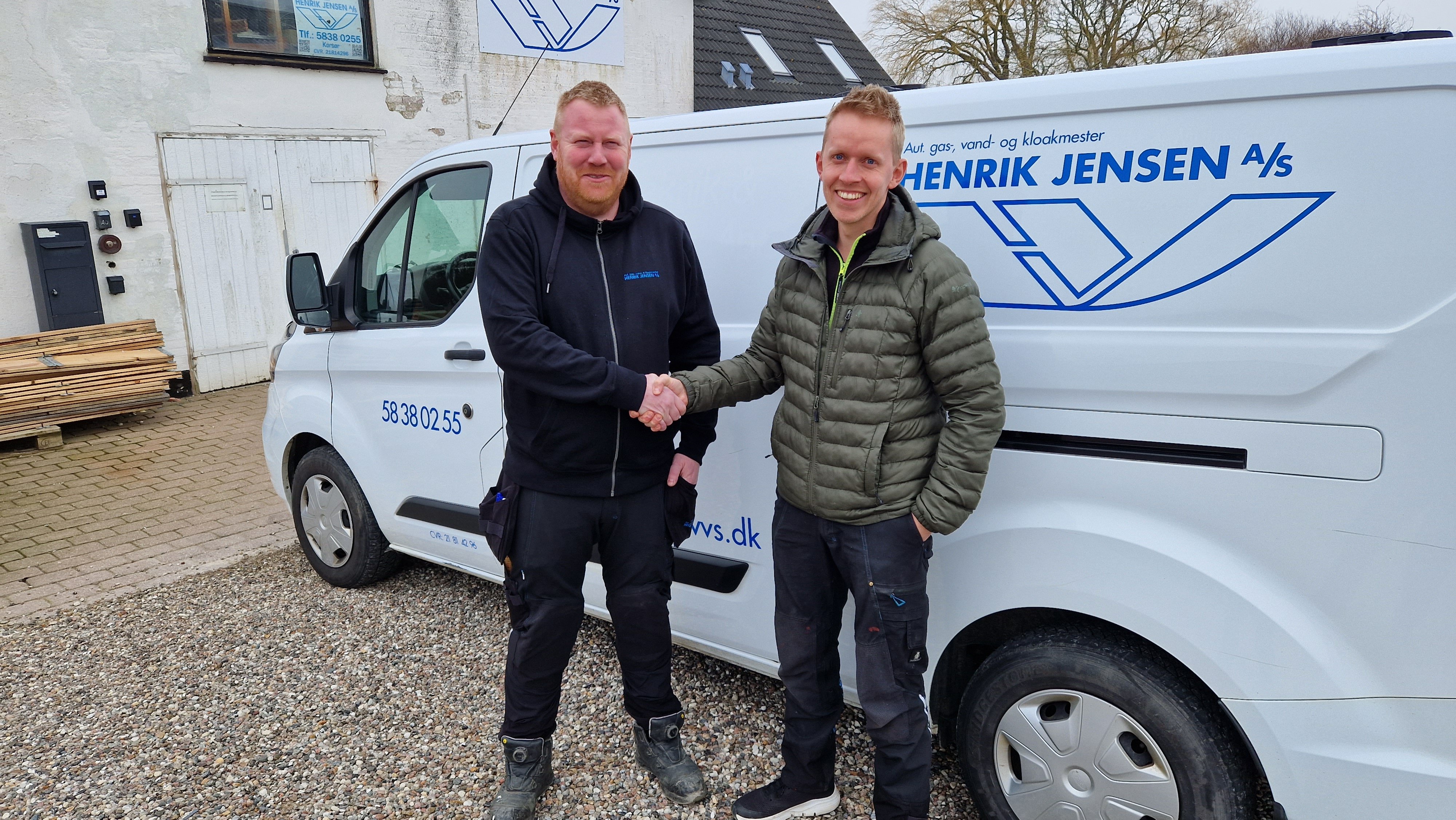 Her er det Anders Jensen (th), som byder Jannick Dennis Henningsen velkommen i firmaet.