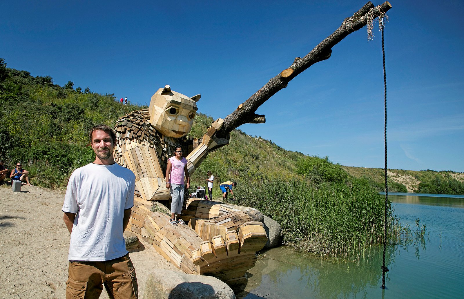 Her står Thomas Dambo ved trolden Runde Rie, som bor ved Lynghøjsøerne ved Svogerslev uden for Roskilde.