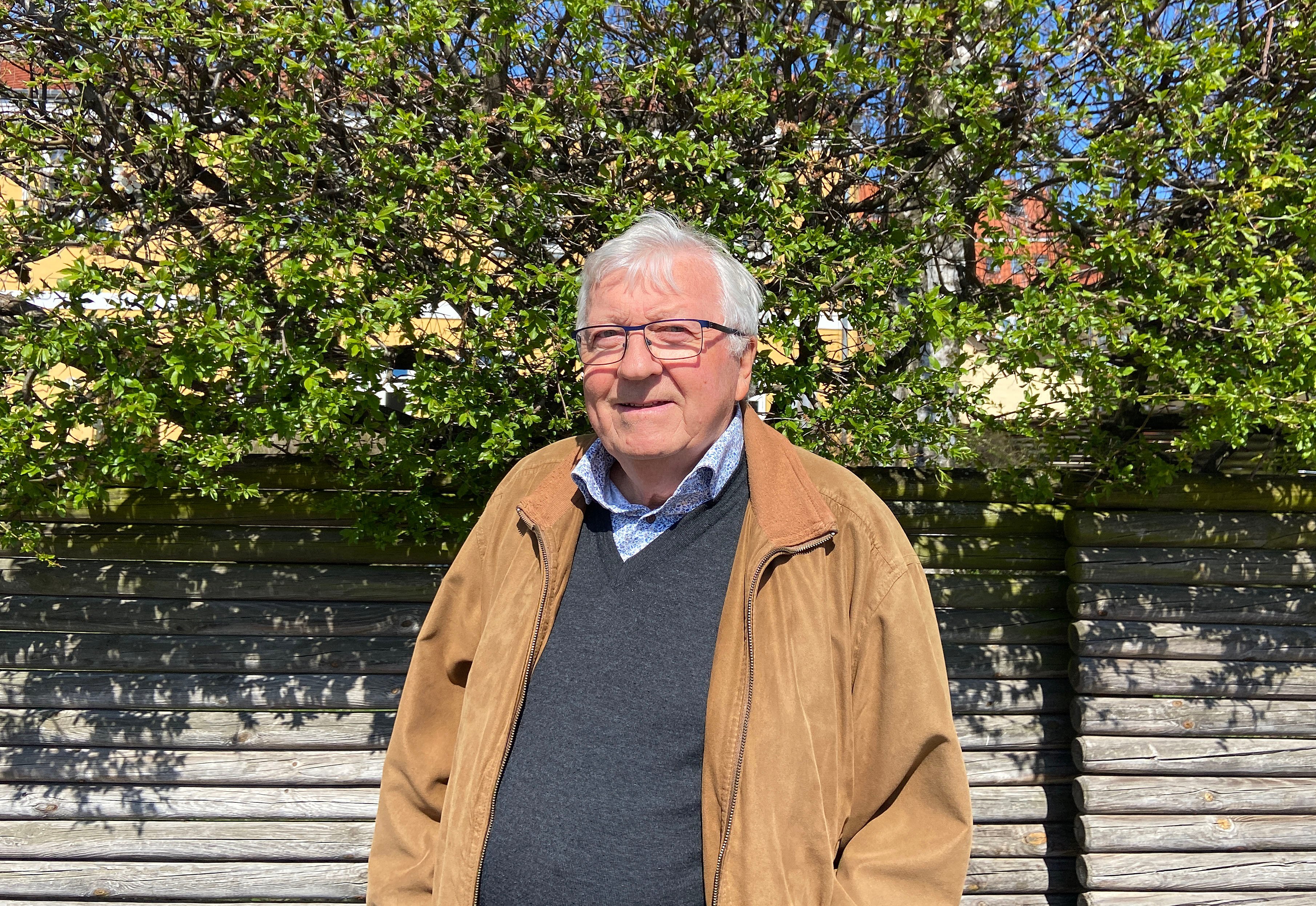 Ole Lauritzen, formand for Ældre Sagen i Kalundborg, synes, at det utrygt, hvis ukyndige giver medicin til ældre borgere.